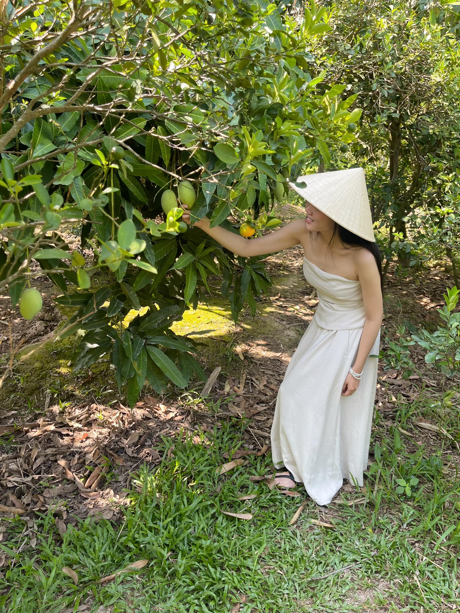 Lấy chồng hơn 25 tuổi, mỹ nhân nổi nhất Hoa hậu Việt Nam 2012 quanh quẩn làm vườn vẫn mặc đẹp - 21