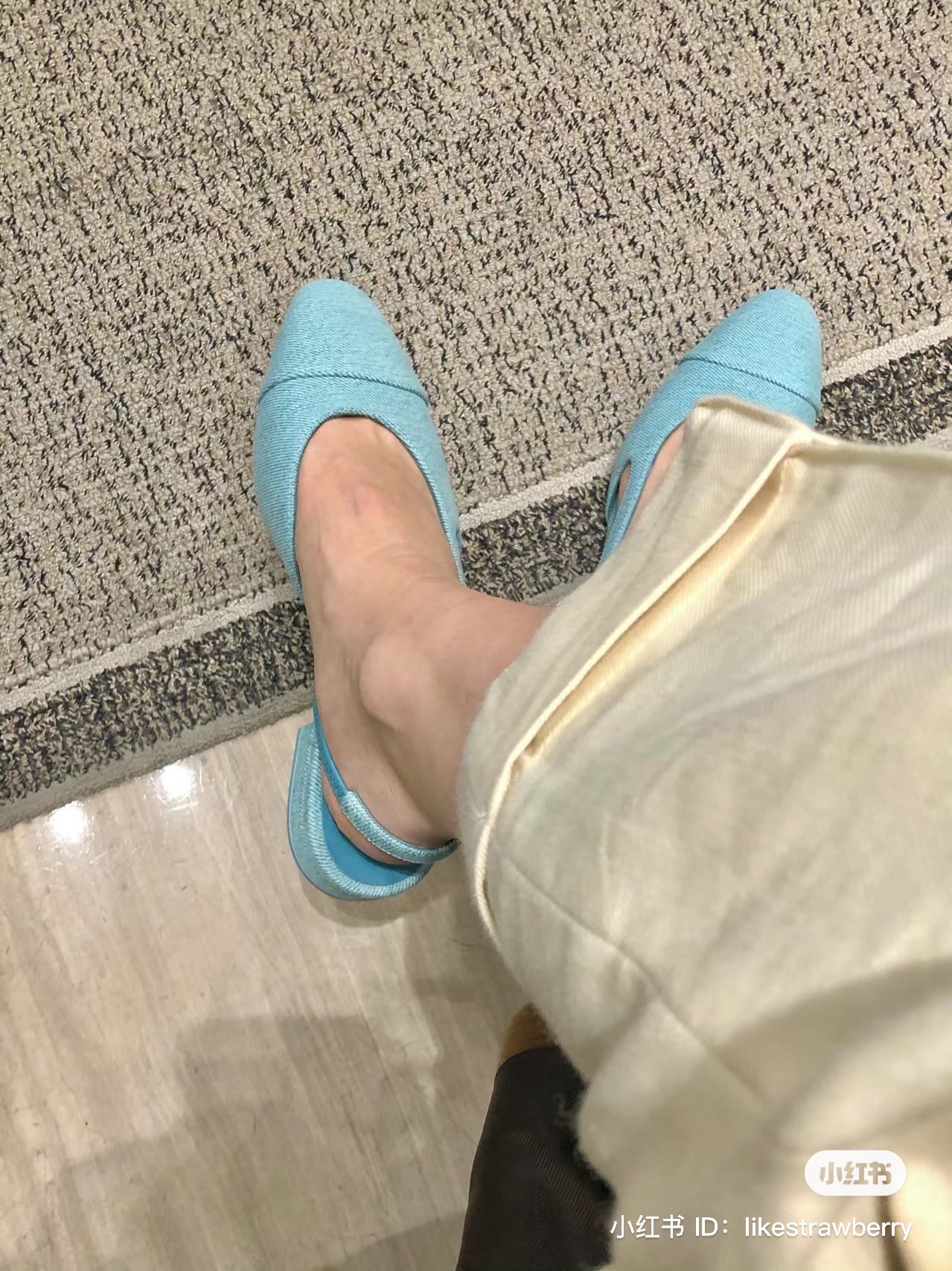 Sài Gòn vào mùa mưa, chị em đi làm nhất định phải sắm những kiểu giày dép kinh điển này - 12