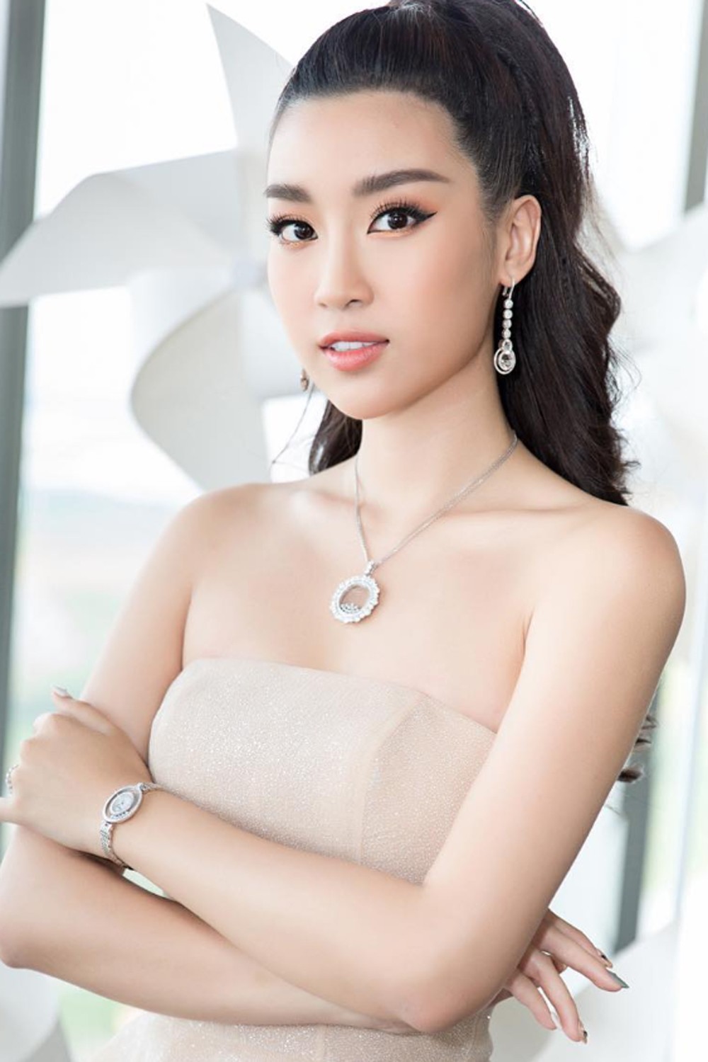 &#34;Hoa hậu nghèo nhất Việt Nam&#34; một thời đeo đồng hồ vài trăm triệu, nay sánh đôi bên chồng đeo món 7 tỷ - 11