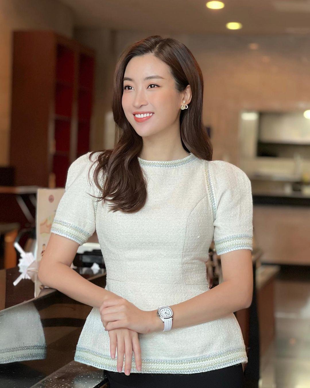 &#34;Hoa hậu nghèo nhất Việt Nam&#34; một thời đeo đồng hồ vài trăm triệu, nay sánh đôi bên chồng đeo món 7 tỷ - 5