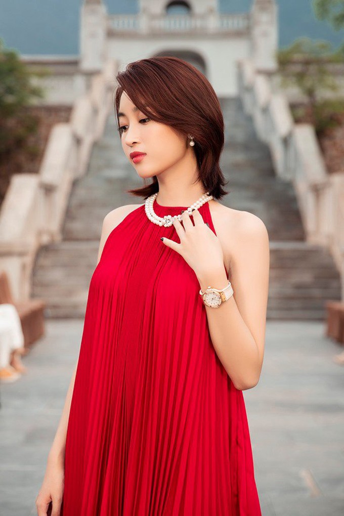 &#34;Hoa hậu nghèo nhất Việt Nam&#34; một thời đeo đồng hồ vài trăm triệu, nay sánh đôi bên chồng đeo món 7 tỷ - 9
