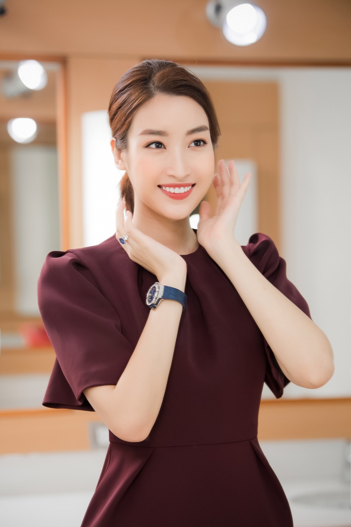 &#34;Hoa hậu nghèo nhất Việt Nam&#34; một thời đeo đồng hồ vài trăm triệu, nay sánh đôi bên chồng đeo món 7 tỷ - 7