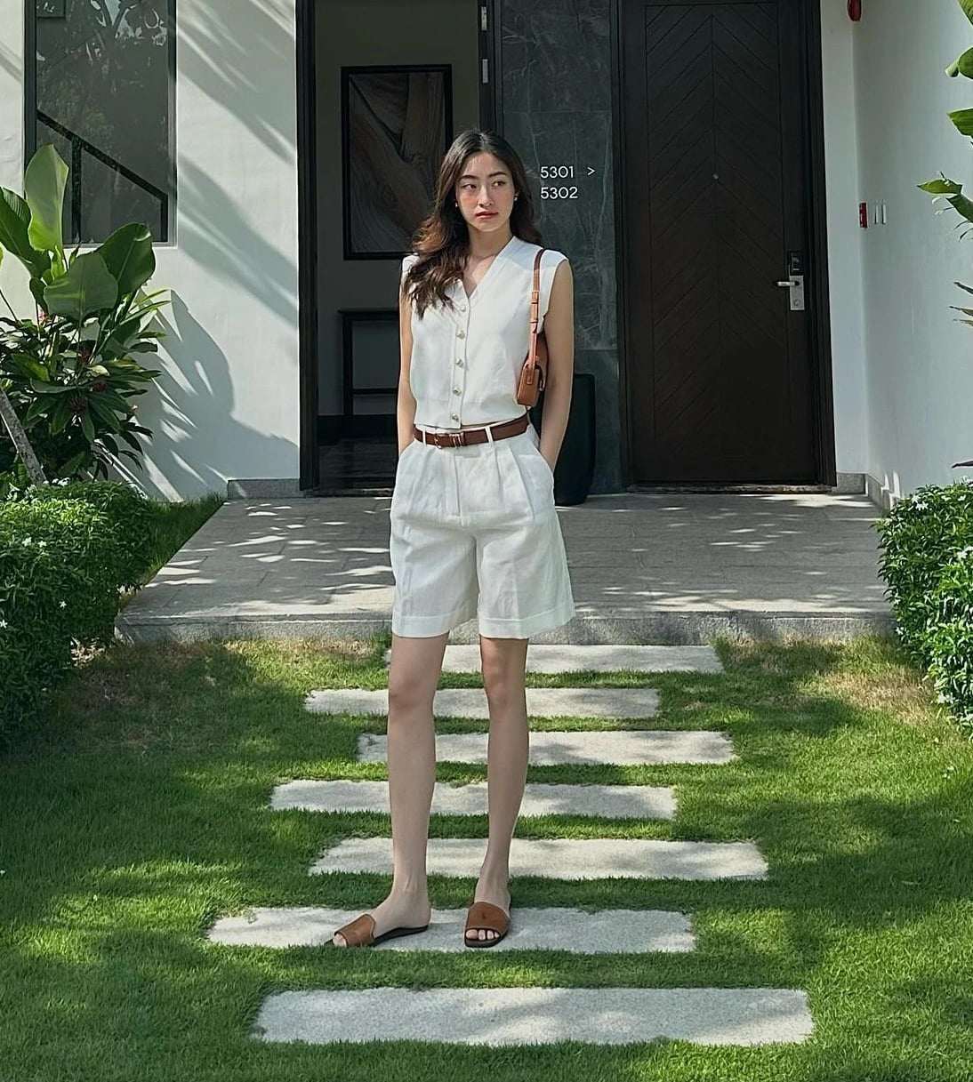 Mặc quần trắng muốn trông thon gọn và sang, chị em mũm mĩm nên học theo 5 bí quyết sau - 12