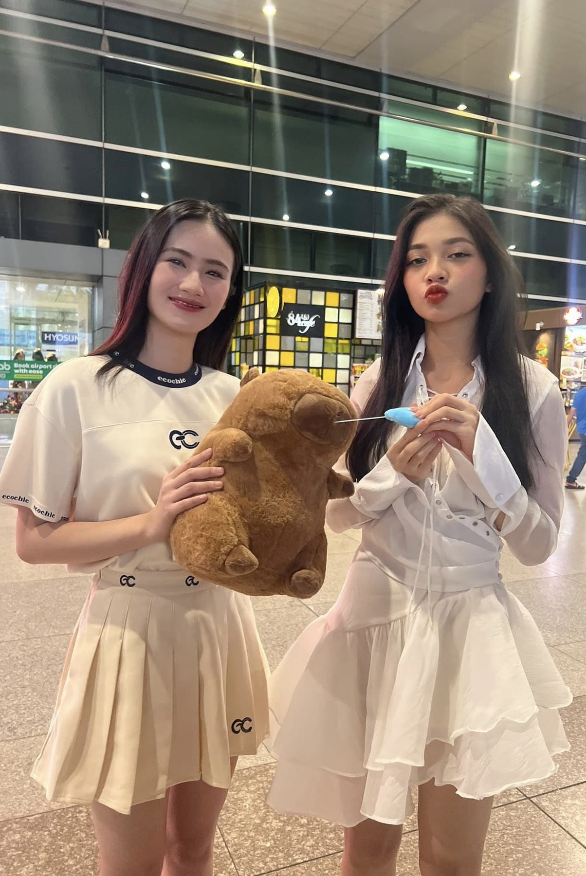 Khác hẳn ngày ra sân bay đi du học, hoa hậu Ý Nhi nay dự thảm đỏ với nhan sắc làm CĐM &#34;quay xe&#34; - 4