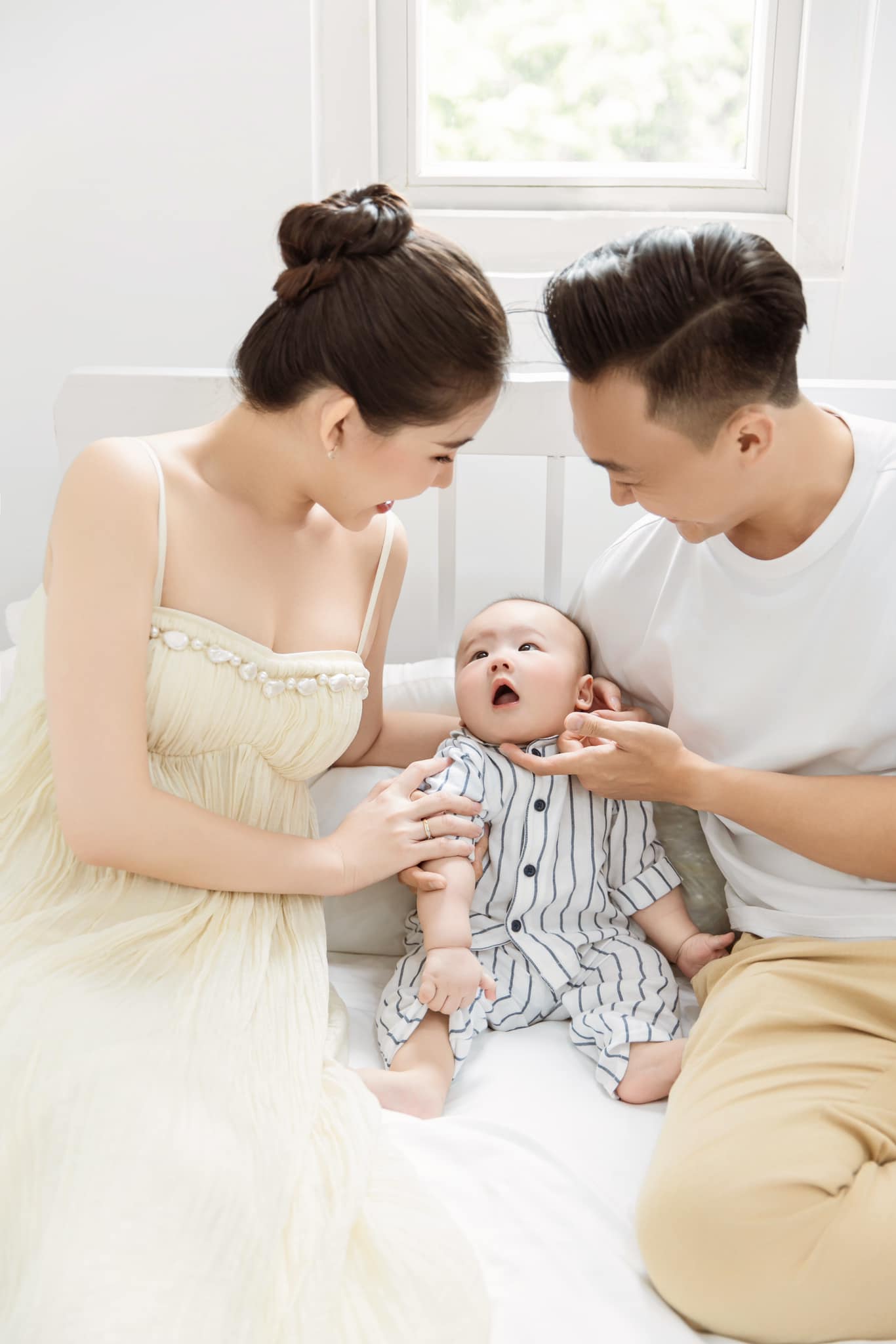 Ngân Anh và chồng mặc lại đồ cưới chụp ảnh, nhưng thành viên nhí mới là người mẫu được chú ý nhất - 8