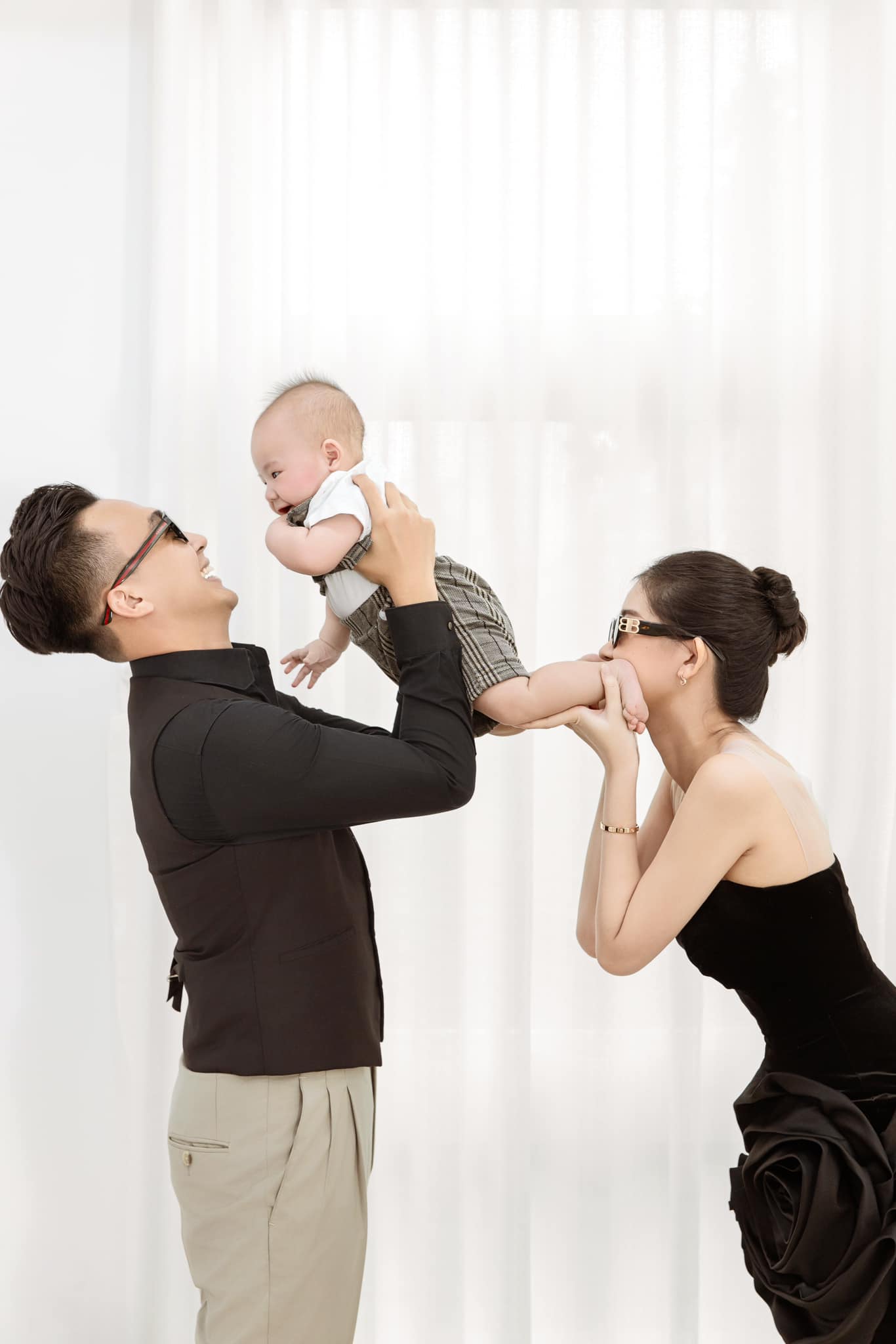 Ngân Anh và chồng mặc lại đồ cưới chụp ảnh, nhưng thành viên nhí mới là người mẫu được chú ý nhất - 6