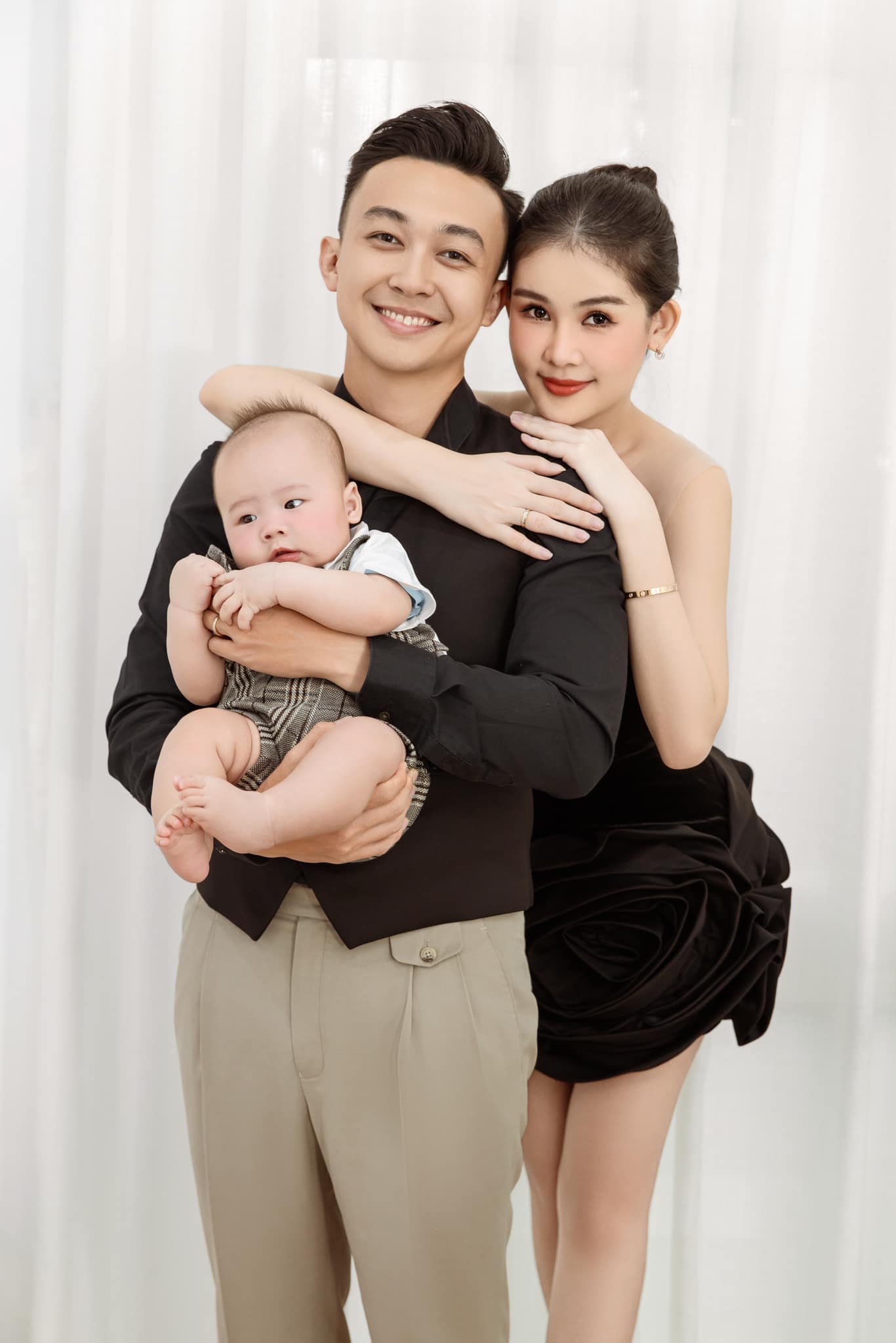 Ngân Anh và chồng mặc lại đồ cưới chụp ảnh, nhưng thành viên nhí mới là người mẫu được chú ý nhất - 4
