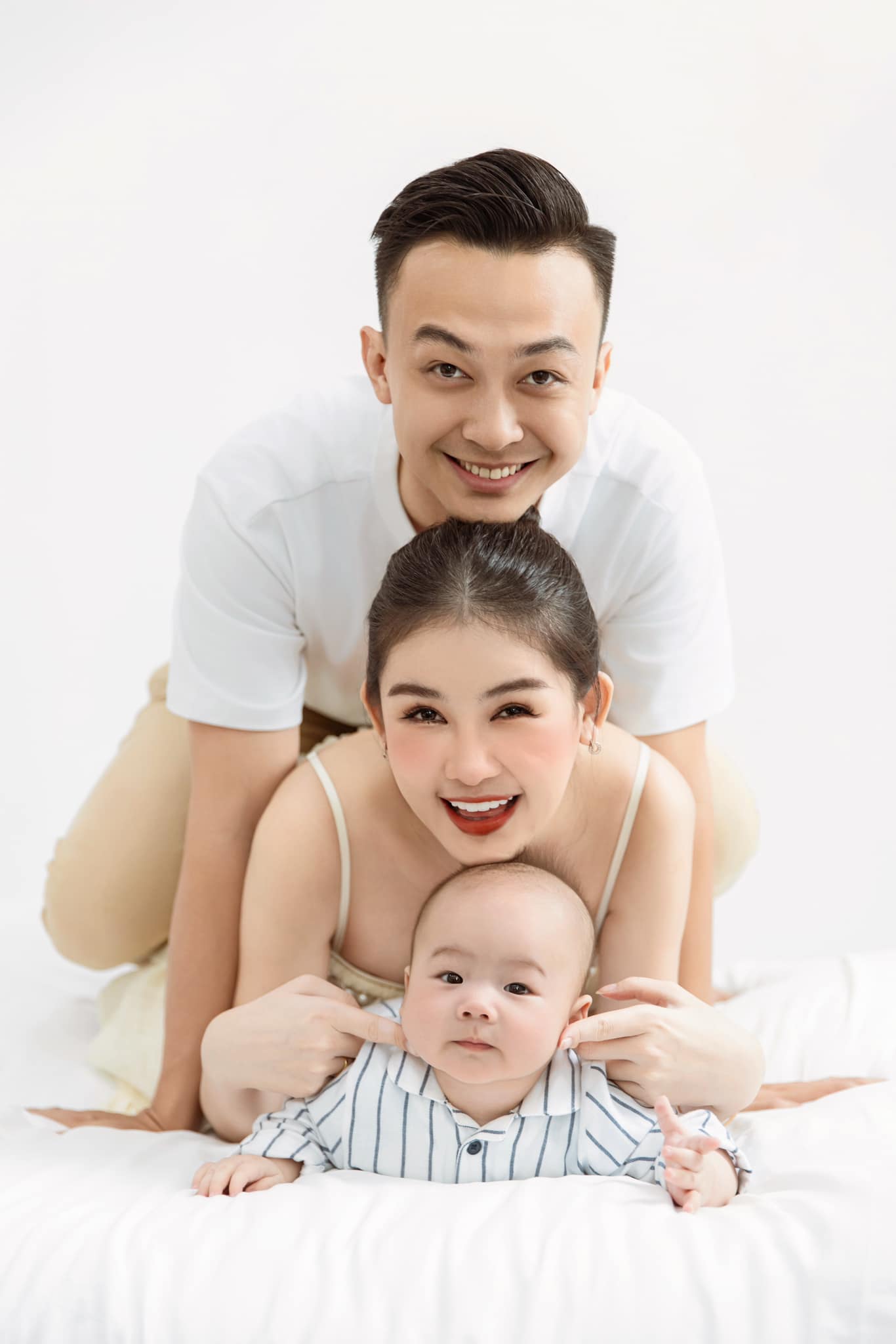 Ngân Anh và chồng mặc lại đồ cưới chụp ảnh, nhưng thành viên nhí mới là người mẫu được chú ý nhất - 7