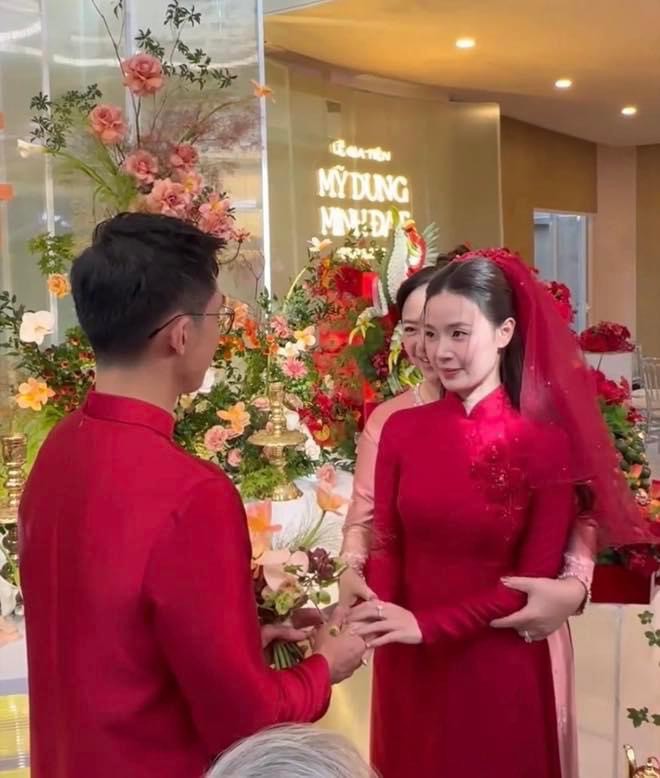 Combo áo dài đỏ từ đầu đến chân của các cô dâu Việt, Midu và Doãn Hải My hút mọi ánh nhìn - 1