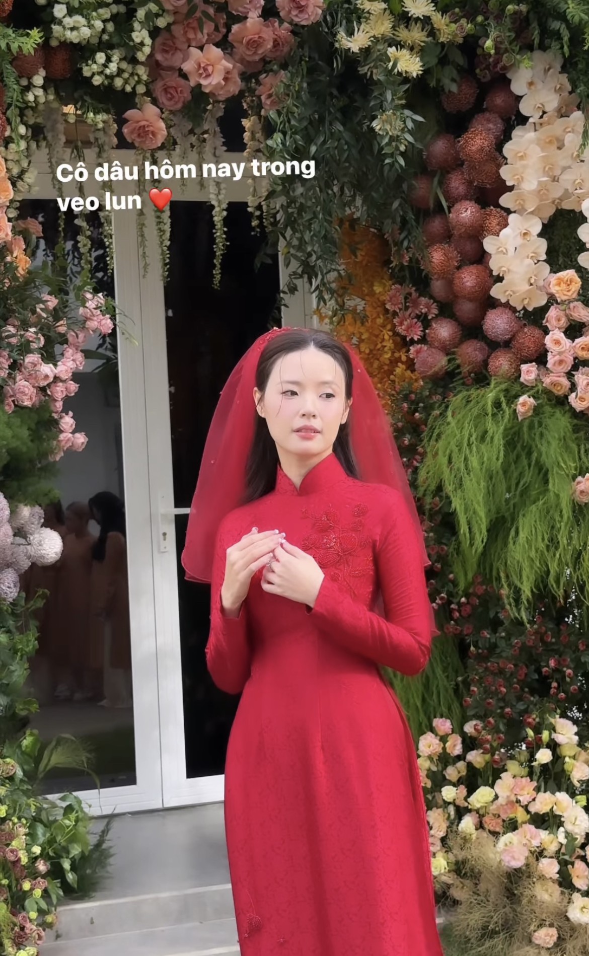 Combo áo dài đỏ từ đầu đến chân của các cô dâu Việt, Midu và Doãn Hải My hút mọi ánh nhìn - 3