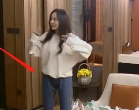 Dương Mịch chân dài 1m nuột nà, nhưng hiếm khi diện quần jeans, fan phát hiện lý do mới vỡ lẽ - 4