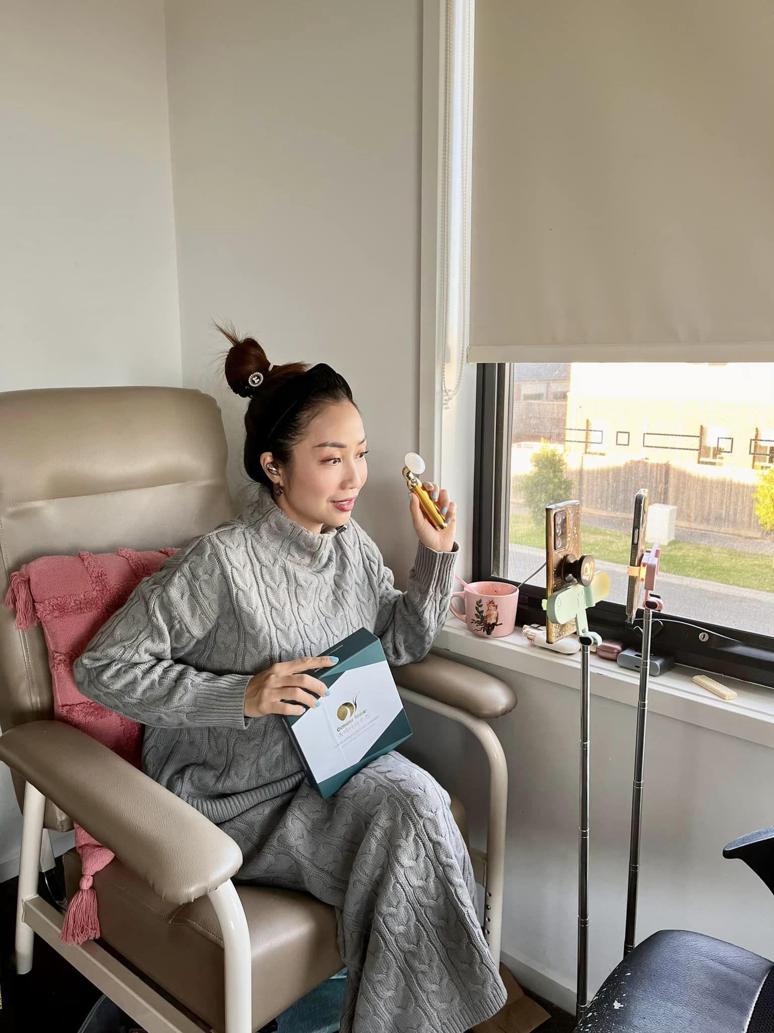 Ốc Thanh Vân về Việt Nam liền ăn diện mát mẻ, khác xa phong cách khi làm shipper ở Úc - 3