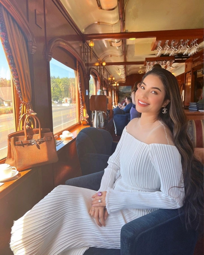 Điểm danh những nàng hậu nghèo nhất Vbiz lột xác sau đăng quang, người là phú bà sưu tầm kim cương - 6