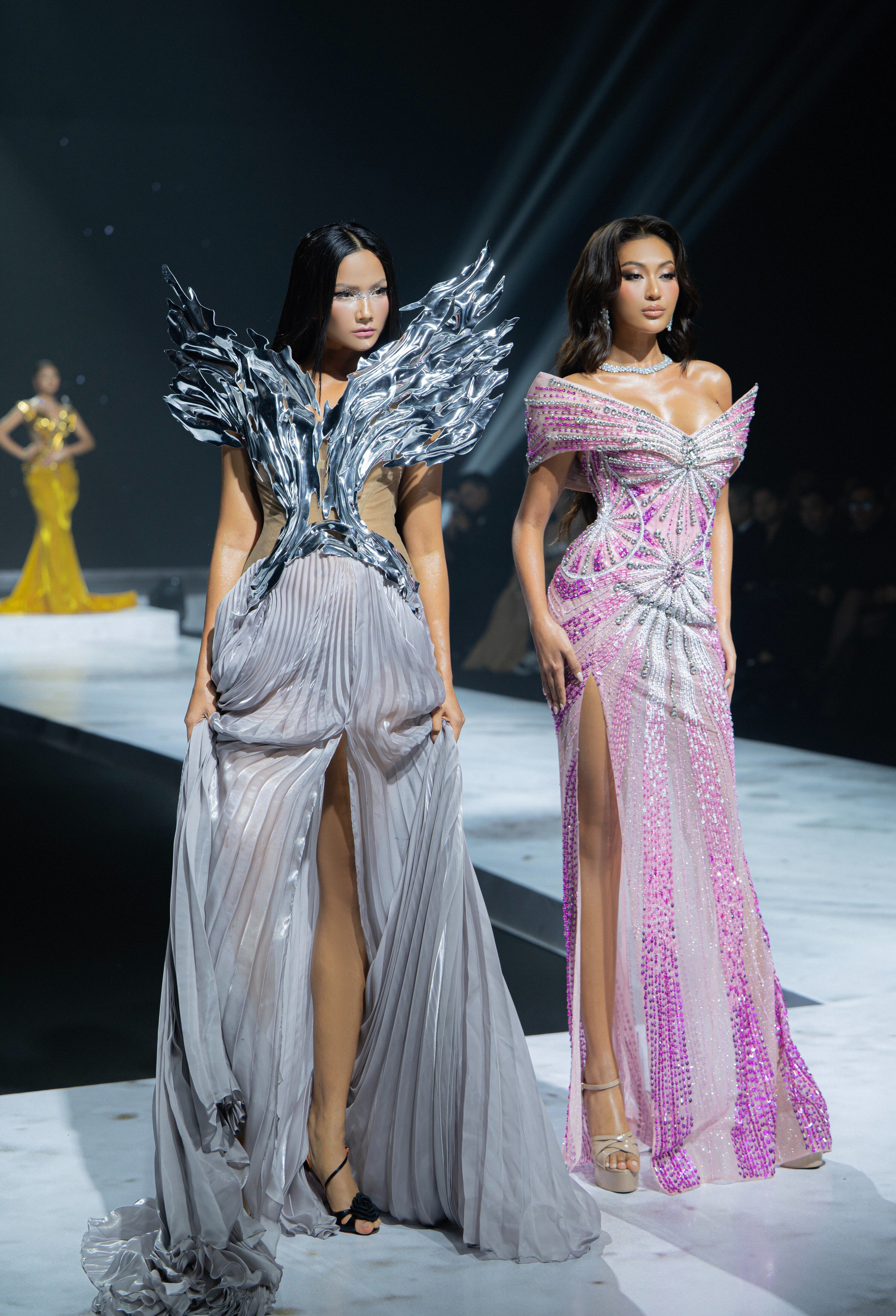 H'Hen Niê catwalk trên giày cao gần 10 phân với bụng bầu 4 tháng, phải chăng quá mạo hiểm trong thai kỳ - 8