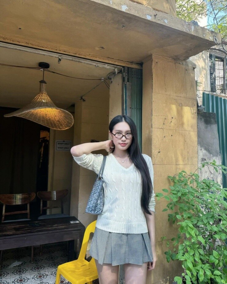 Đọ phong cách thời trang hàng hiệu của bà xã cầu thủ Duy Mạnh và Đoàn Văn Hậu - 15