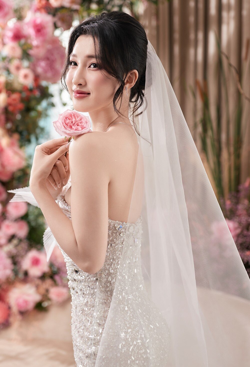 Xuất hiện em gái sinh đôi của thần tiên tỷ tỷ Phương Nhi, được diện chiếc váy trăm triệu trên sàn catwalk - 3