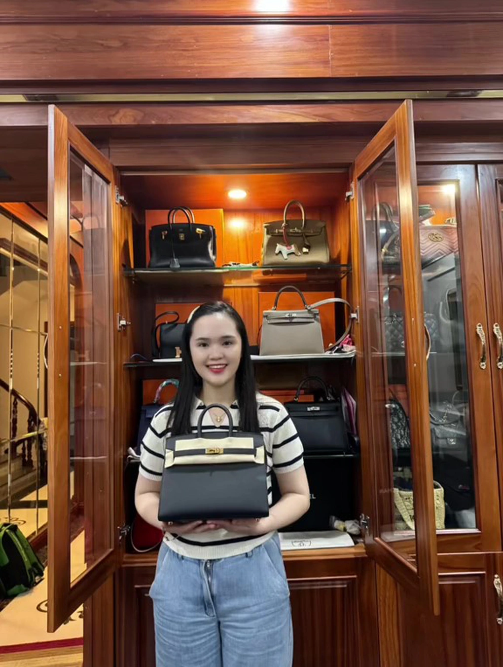 Đọ phong cách thời trang hàng hiệu của bà xã cầu thủ Duy Mạnh và Đoàn Văn Hậu - 5