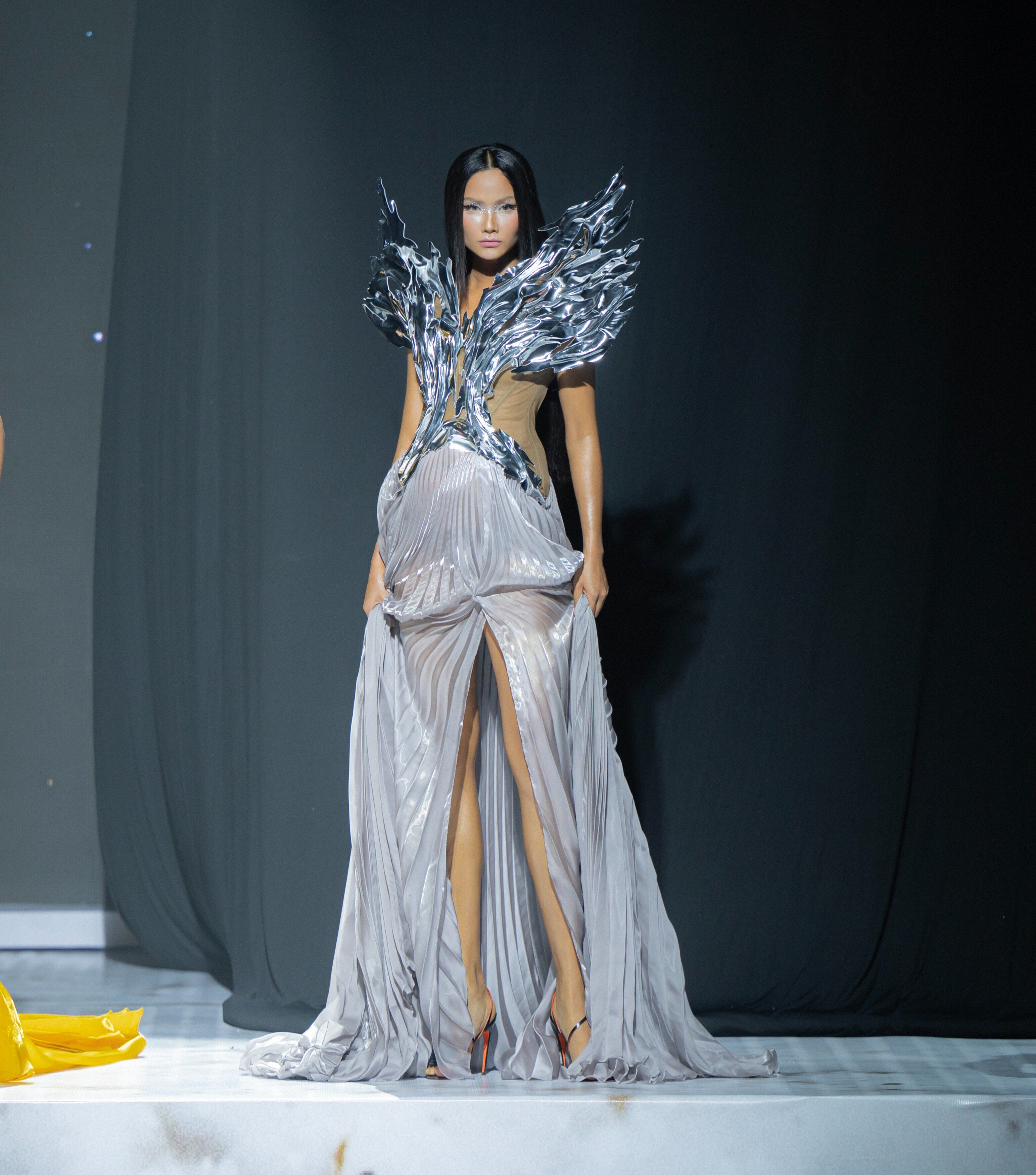 H'Hen Niê catwalk trên giày cao gần 10 phân với bụng bầu 4 tháng, phải chăng quá mạo hiểm trong thai kỳ - 7