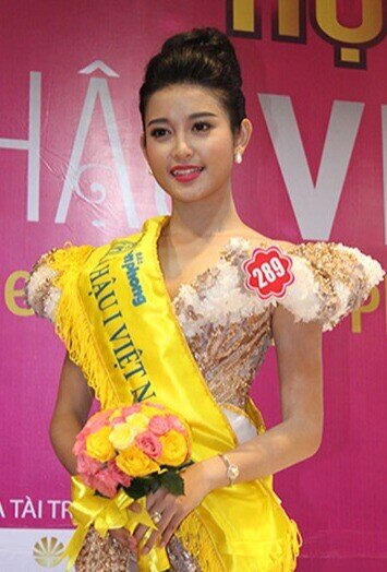 Tú Anh - Huyền My: Hai nàng Á hậu bị đồn &#34;cạch mặt&#34; và cuộc chiến hàng hiệu bất phân thắng bại - 2
