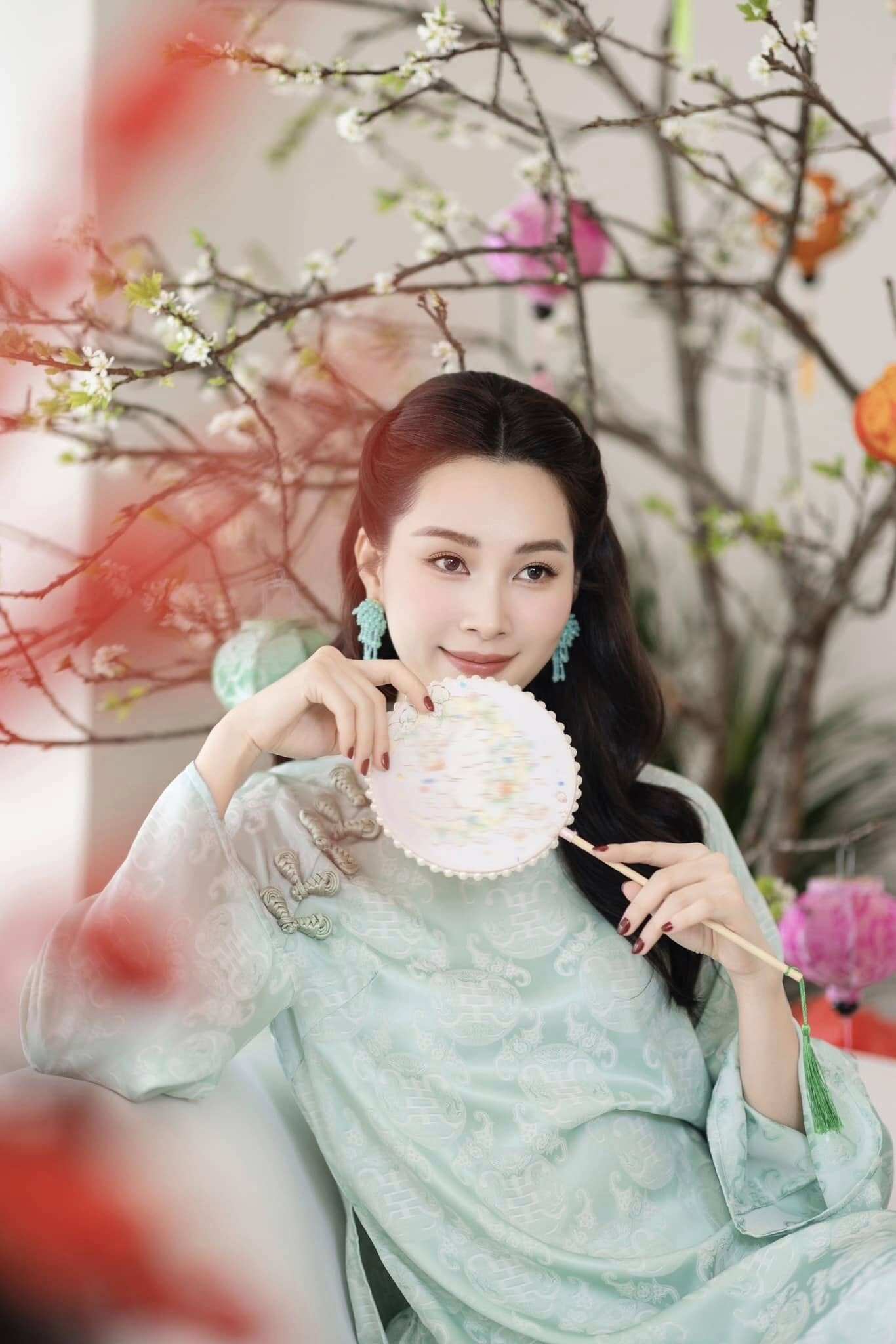 Điểm danh những nàng hậu nghèo nhất Vbiz lột xác sau đăng quang, người là phú bà sưu tầm kim cương - 19