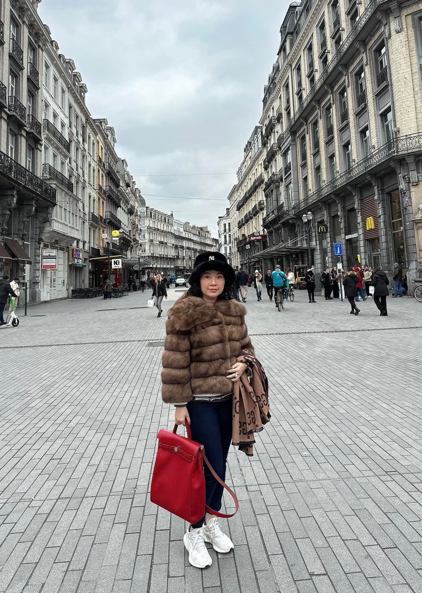 Thời trang đi viếng chùa của Huyền My quá sang chảnh, nhưng chưa là gì so với mẹ của cô - 8
