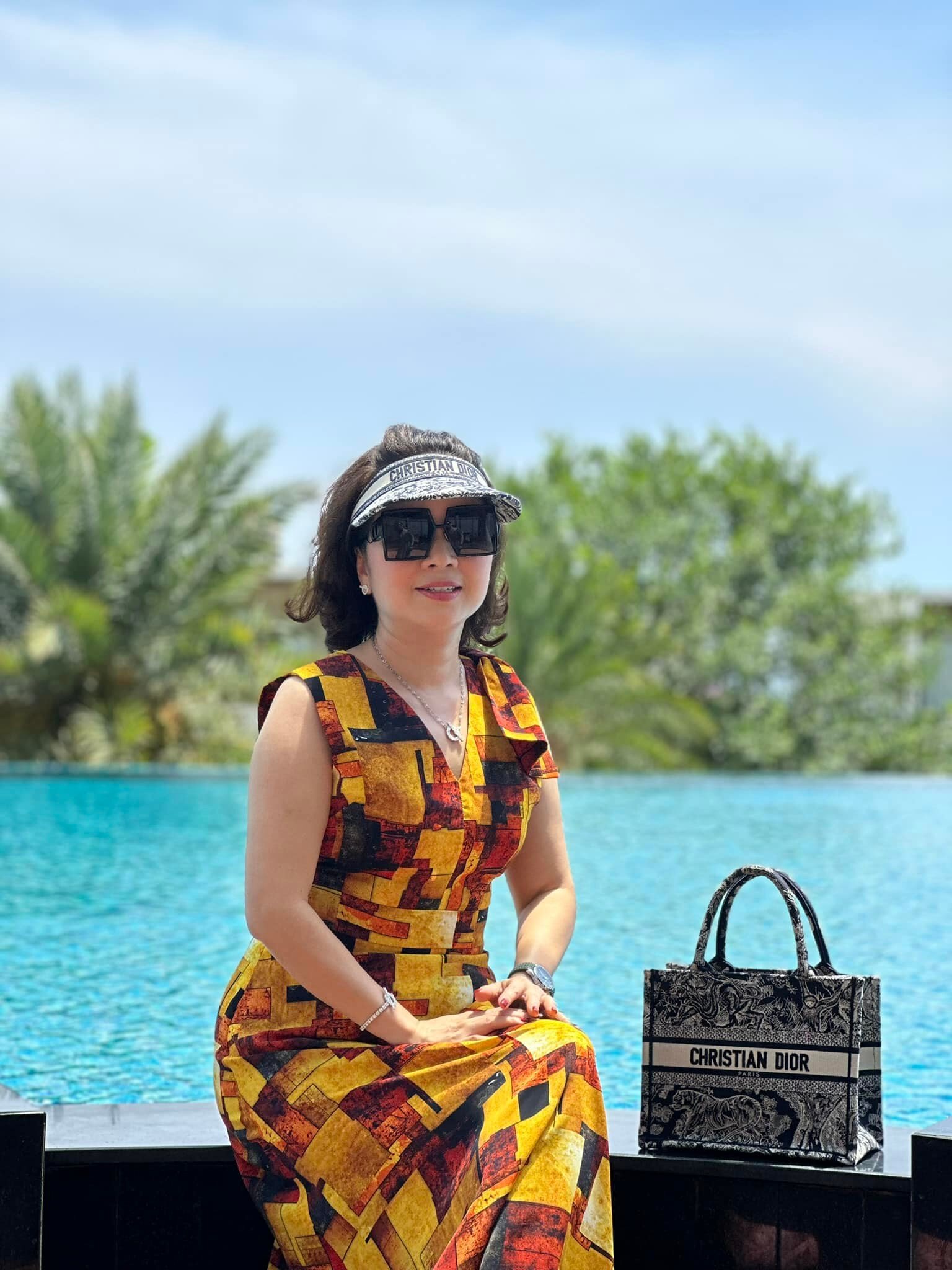 Thời trang đi viếng chùa của Huyền My quá sang chảnh, nhưng chưa là gì so với mẹ của cô - 11