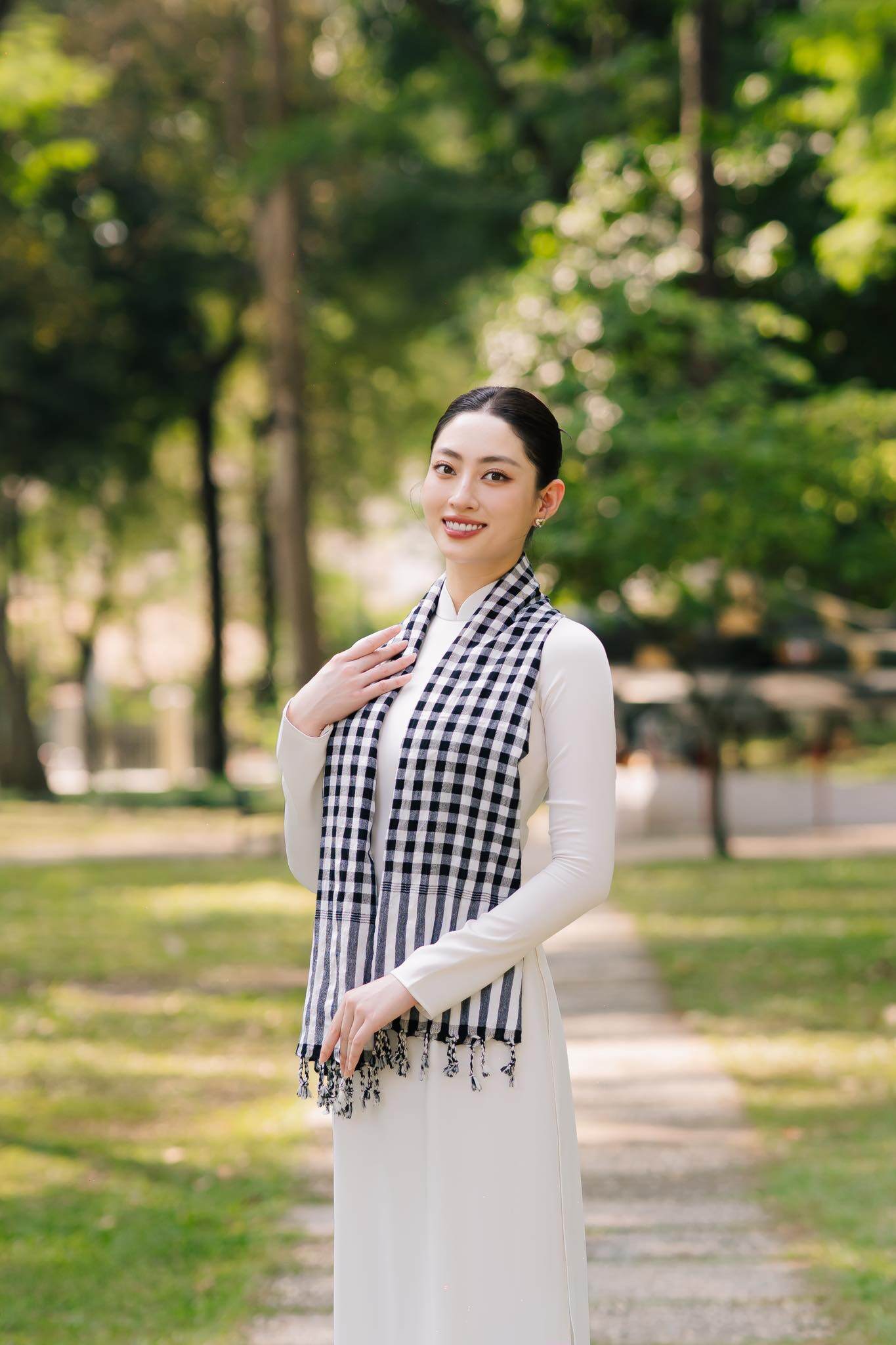 Điểm danh những nàng hậu mừng đại lễ 30/4 - 1/5 với những bộ trang phục giản dị mà hết sức ý nghĩa - 4