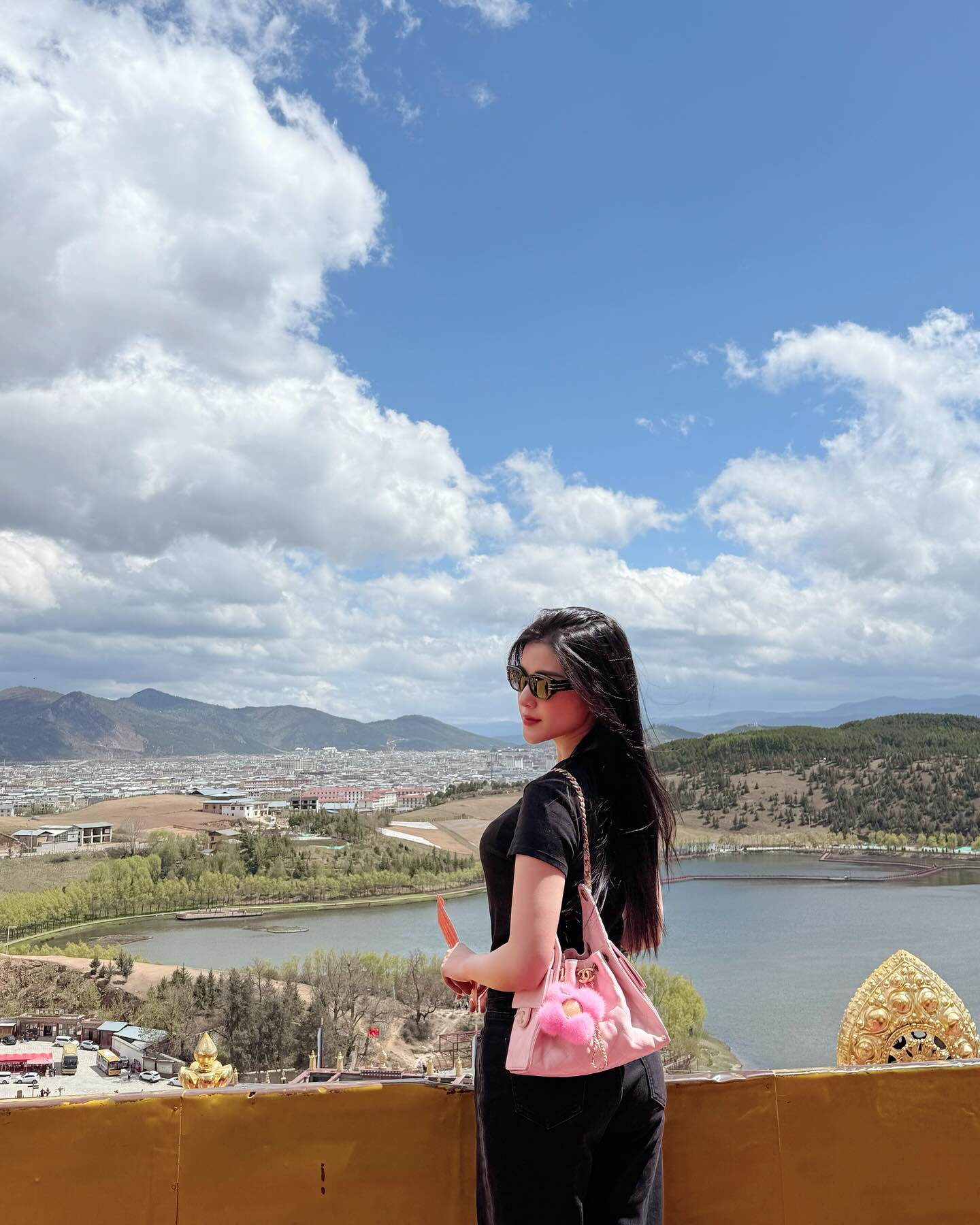 Thời trang đi viếng chùa của Huyền My quá sang chảnh, nhưng chưa là gì so với mẹ của cô - 2