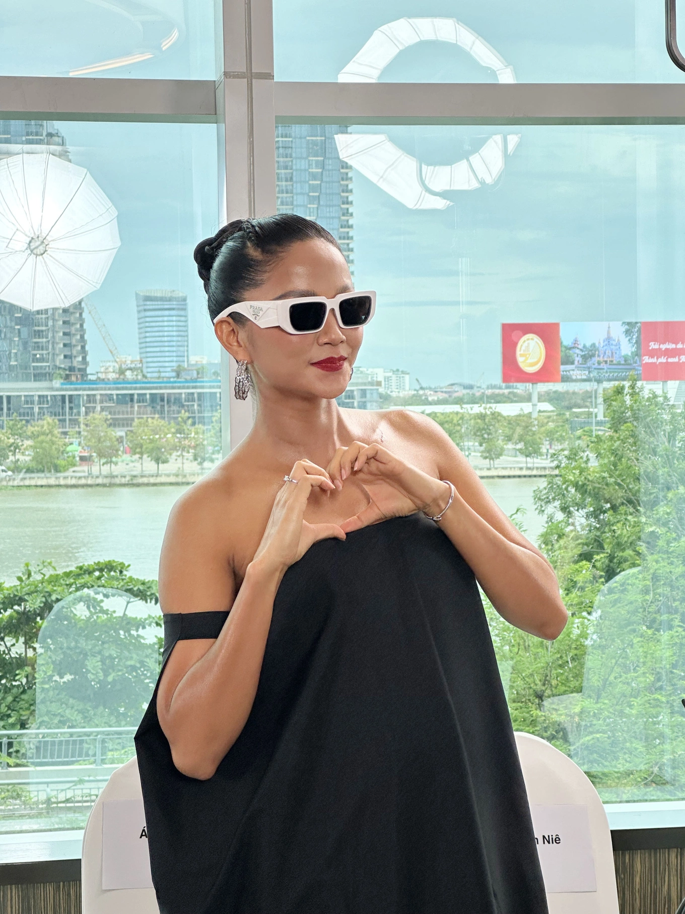 Chất như H’Hen Niê, sáng là mẹ bầu quần áo giản đơn chiều lên đồ đi event chặt đẹp chị em trên thảm đỏ - 2