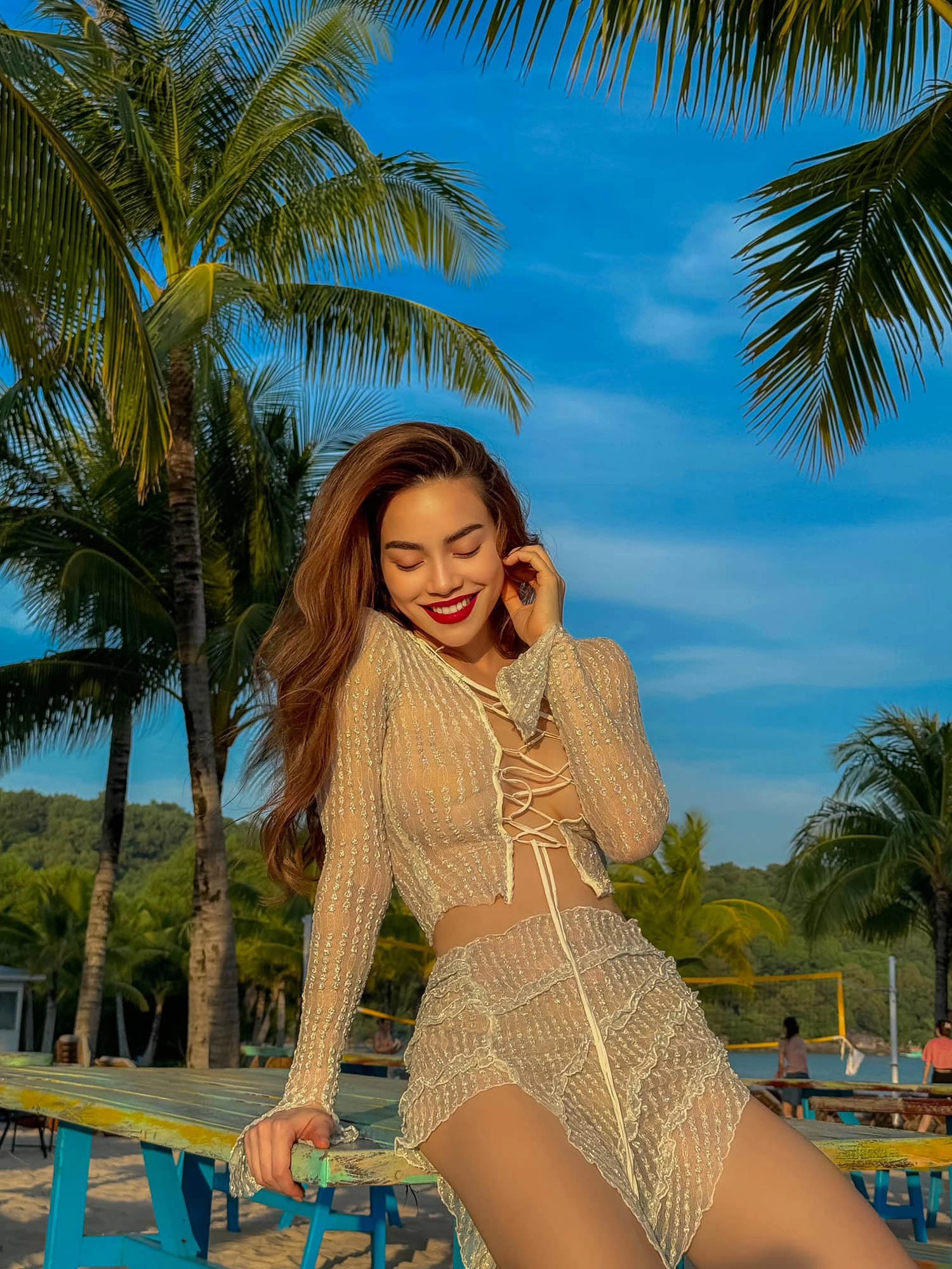 Style đi biển của 3 sao nữ đình đám: Người khoe dáng triệt để với bikini, người &#34;kín cổng cao tường&#34; vẫn gây thương nhớ - 3