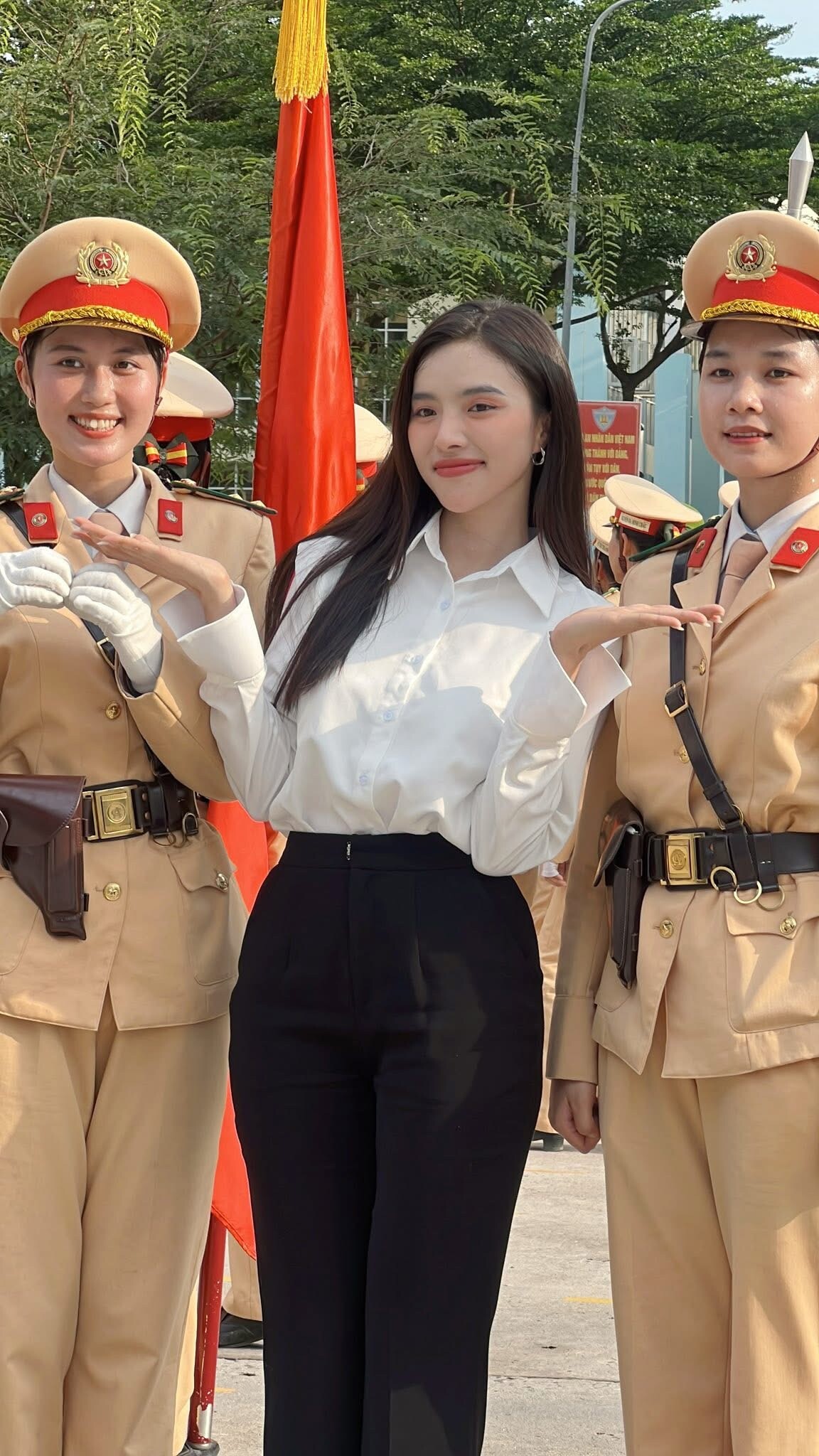 Điểm danh những nàng hậu mừng đại lễ 30/4 - 1/5 với những bộ trang phục giản dị mà hết sức ý nghĩa - 12