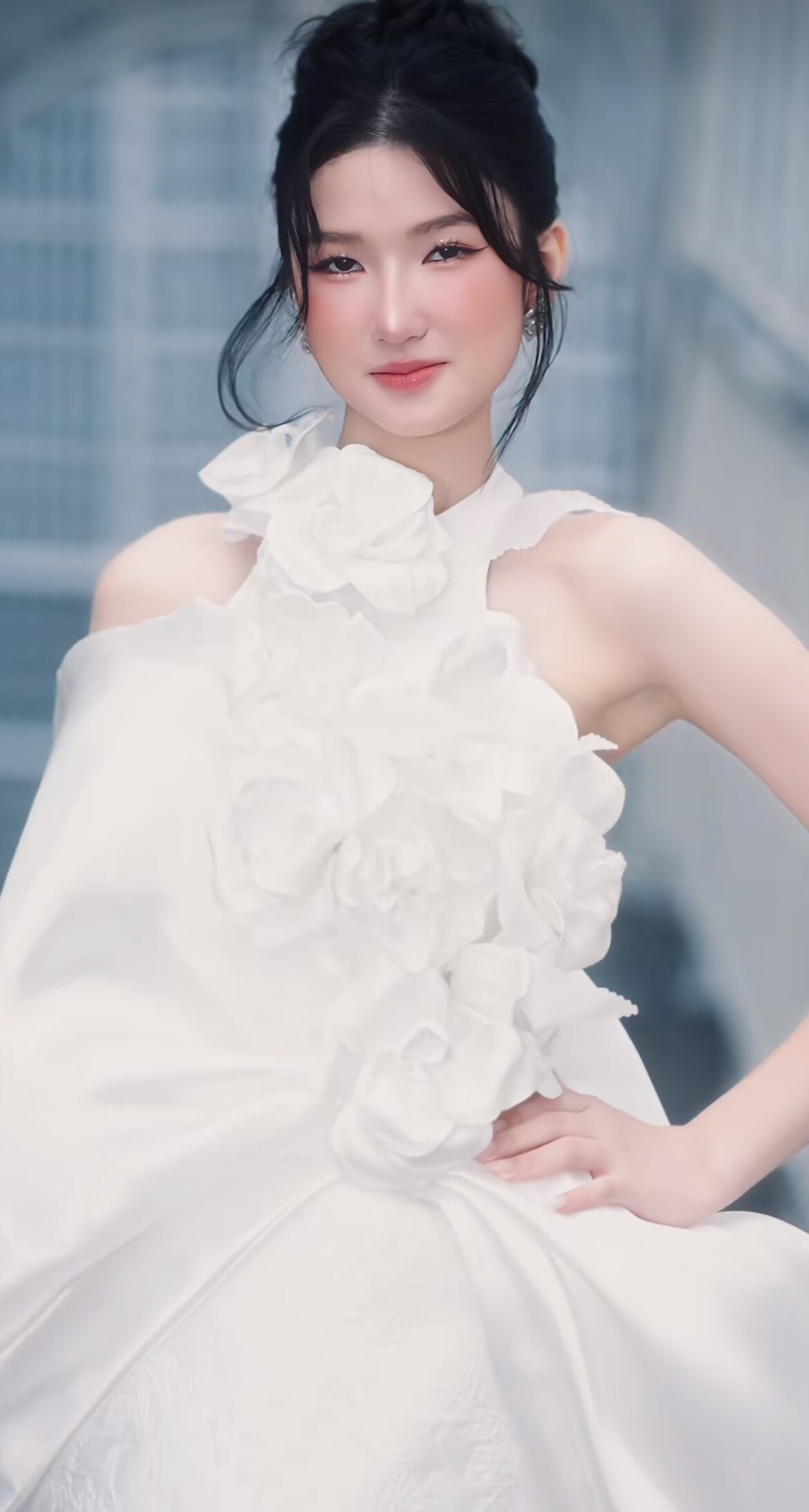 Xuất hiện em gái sinh đôi của thần tiên tỷ tỷ Phương Nhi, được diện chiếc váy trăm triệu trên sàn catwalk - 1