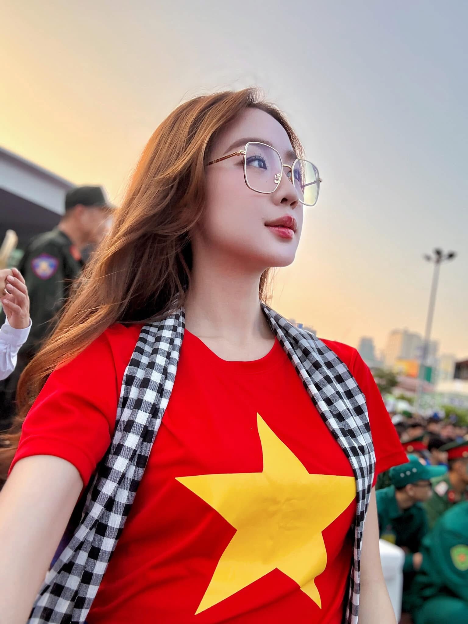 Điểm danh những nàng hậu mừng đại lễ 30/4 - 1/5 với những bộ trang phục giản dị mà hết sức ý nghĩa - 8