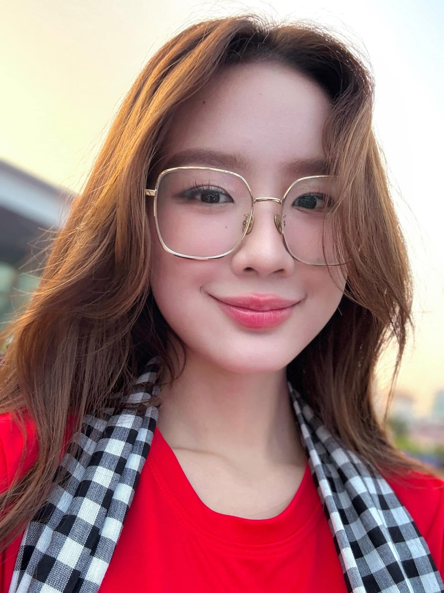 Điểm danh những nàng hậu mừng đại lễ 30/4 - 1/5 với những bộ trang phục giản dị mà hết sức ý nghĩa - 9