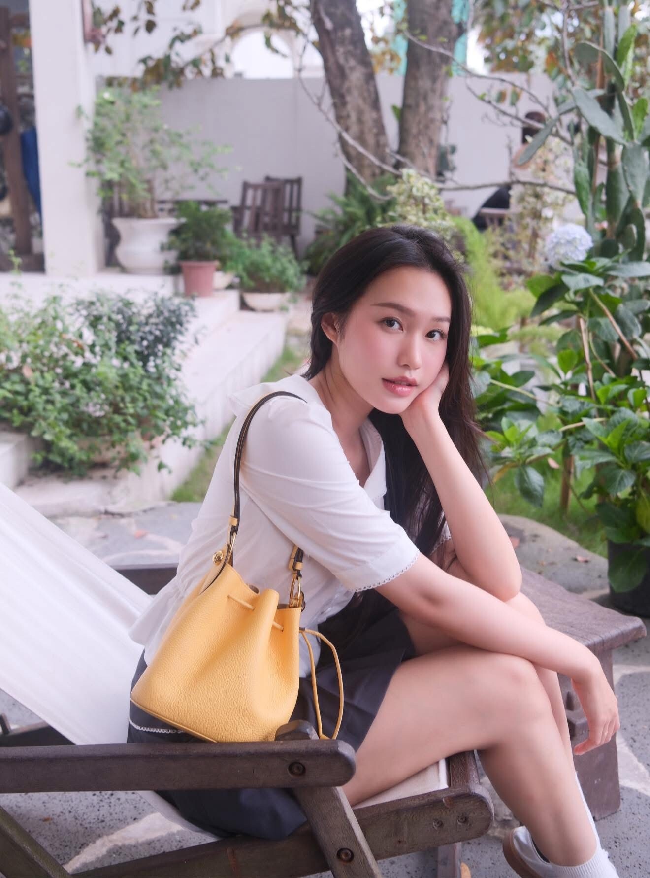 Đọ phong cách thời trang hàng hiệu của bà xã cầu thủ Duy Mạnh và Đoàn Văn Hậu - 9