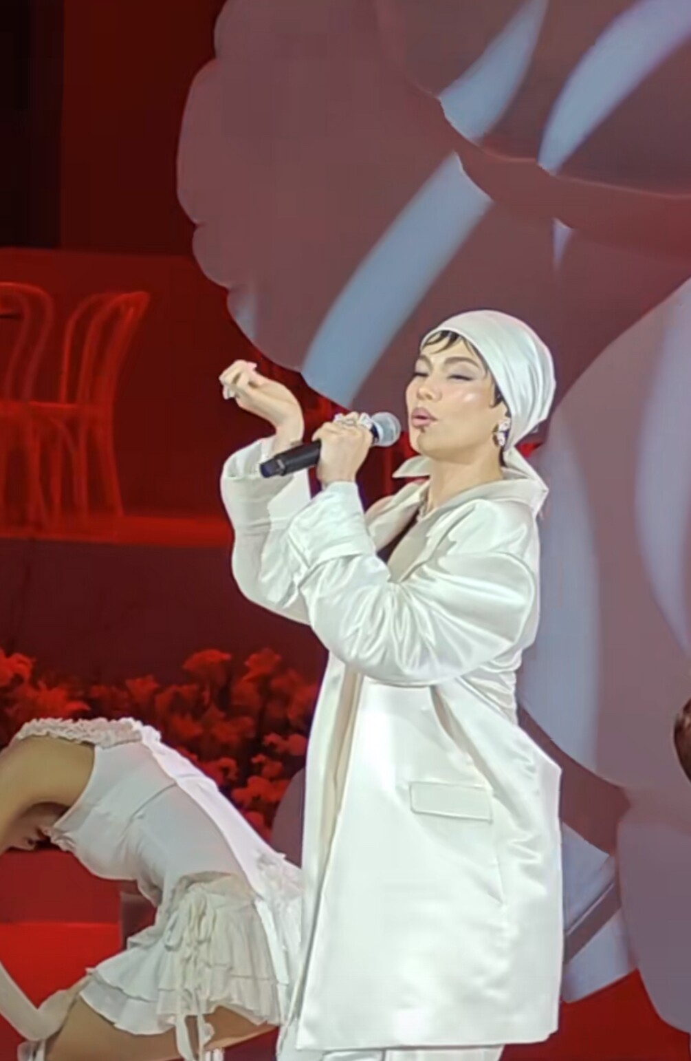 Bất ngờ cùng xuất hiện, Hồ Ngọc Hà gặp ngay &#34;song trùng&#34; vì ngoại hình lẫn phong cách tương đồng - 4