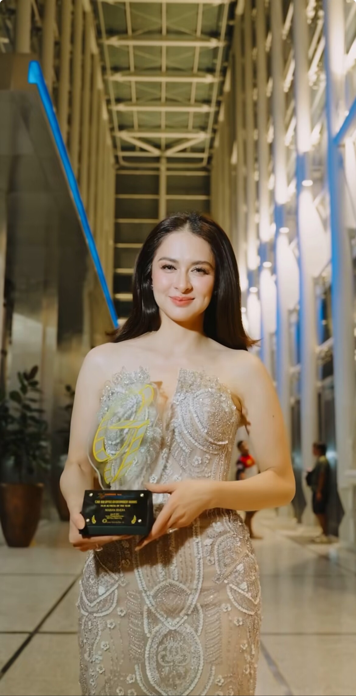 "Mỹ nhân đẹp nhất Philippines" Marian Rivera khoe dáng đồng hồ cát nóng bỏng trong chiếc đầm 43 triệu đồng của nhà mốt Việt - 2