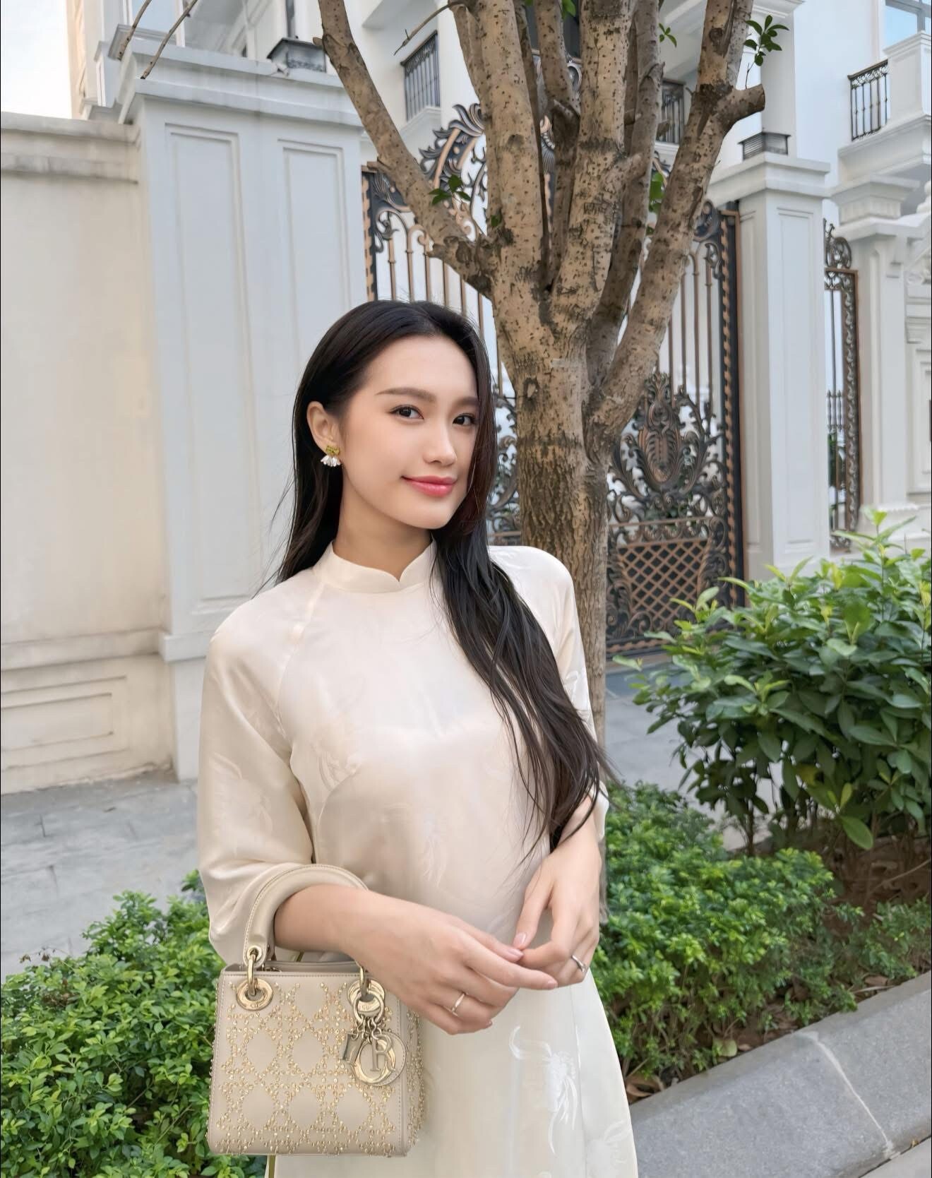 Đọ phong cách thời trang hàng hiệu của bà xã cầu thủ Duy Mạnh và Đoàn Văn Hậu - 11