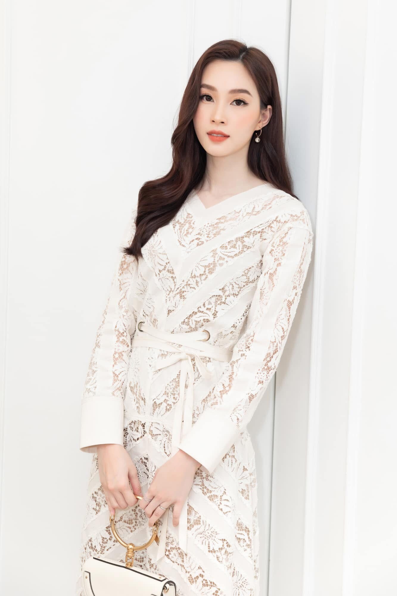 Xuất hiện mỹ nhân tựa như chị em với Đặng Thu Thảo, diện chung một mẫu đầm nhan sắc mười phân vẹn mười - 10