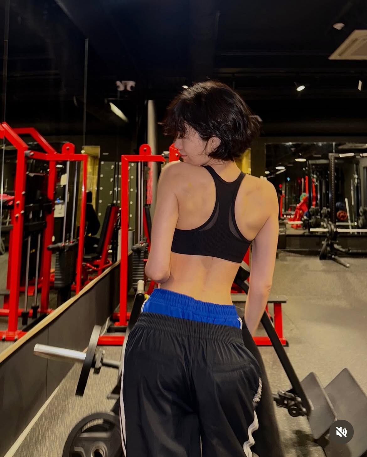 12 lần lọt top đẹp nhất thế giới, được ví như búp bê sống nhưng cô gái này lại gặp &#34;rắc rối&#34; với nhan sắc của chính mình - 4