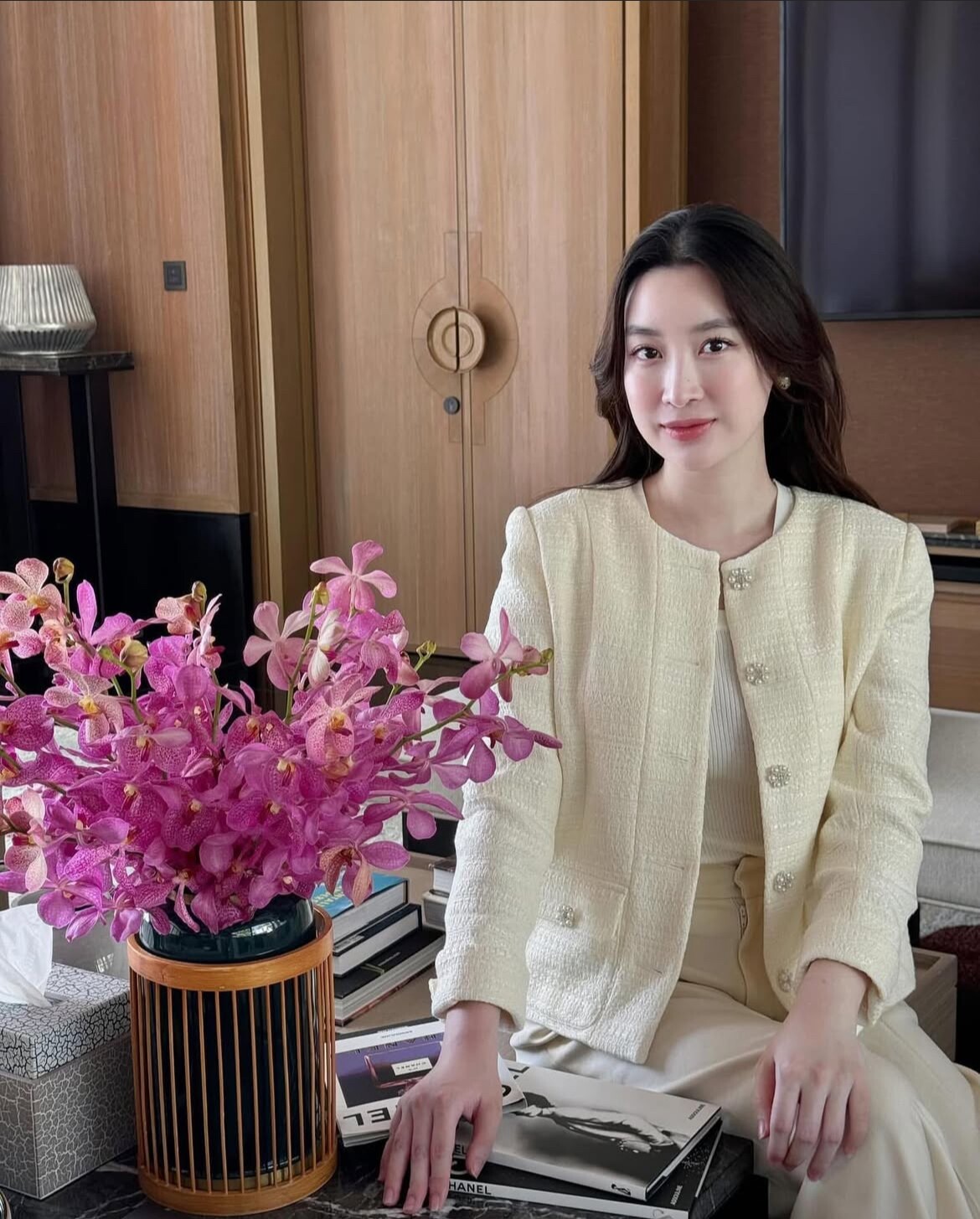 Là phu nhân chủ tịch đời thực nhưng Hoa hậu Đỗ Mỹ Linh vẫn chăm mặc đồ giá rẻ, vẫn đẹp như hàng hiệu xa xỉ - 10
