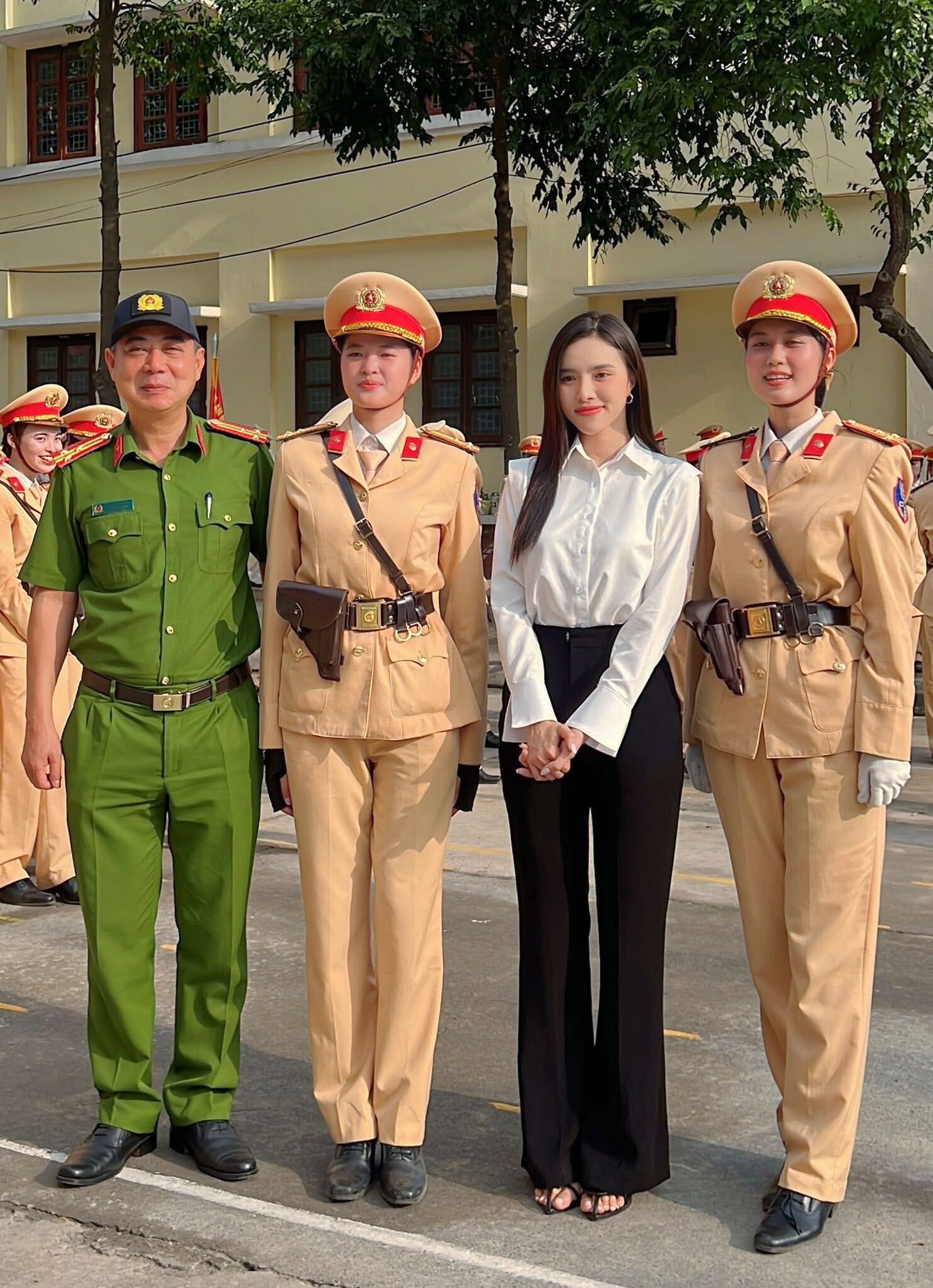 Điểm danh những nàng hậu mừng đại lễ 30/4 - 1/5 với những bộ trang phục giản dị mà hết sức ý nghĩa - 13