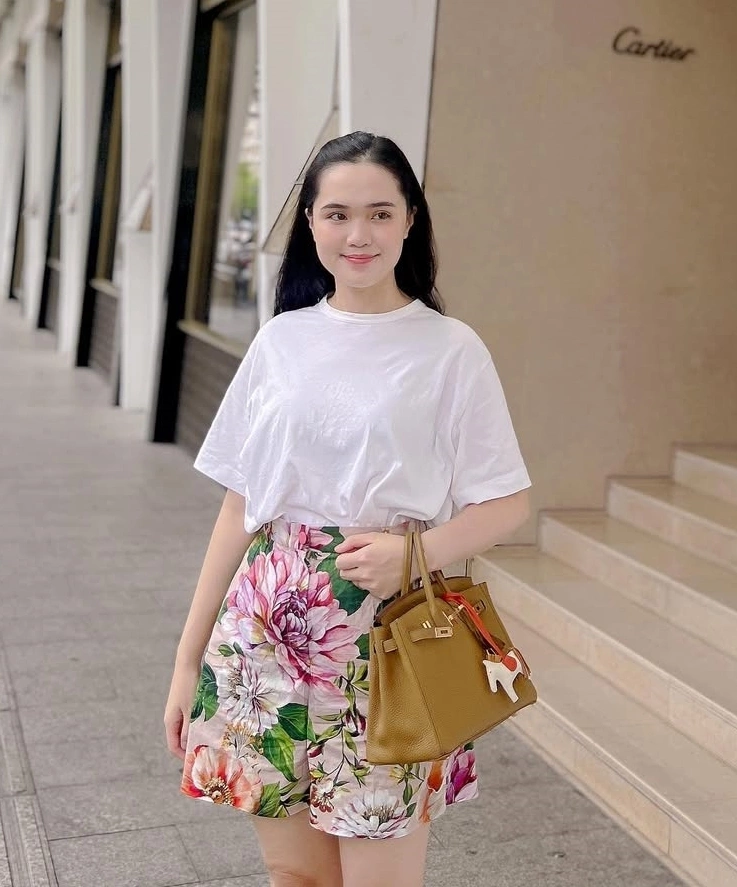 Đọ phong cách thời trang hàng hiệu của bà xã cầu thủ Duy Mạnh và Đoàn Văn Hậu - 7