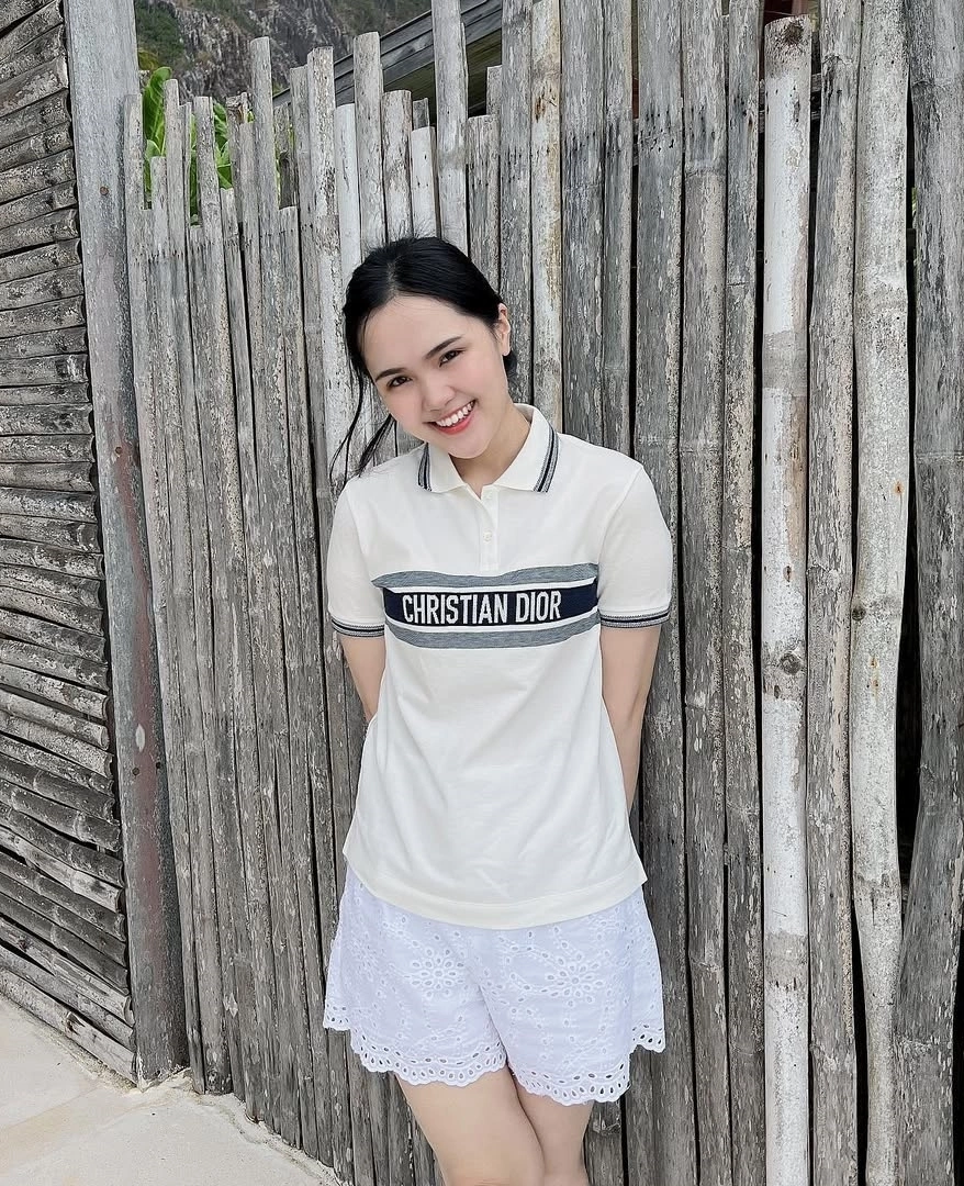 Đọ phong cách thời trang hàng hiệu của bà xã cầu thủ Duy Mạnh và Đoàn Văn Hậu - 3