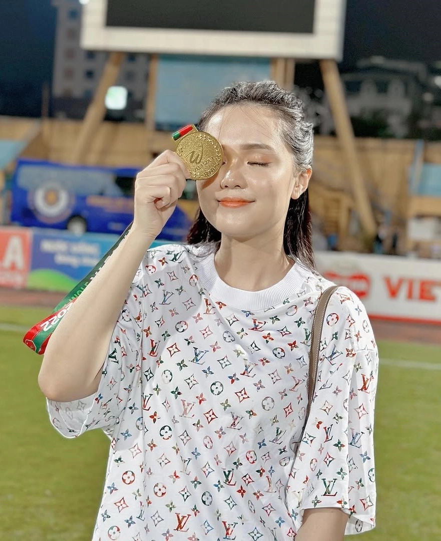 Đọ phong cách thời trang hàng hiệu của bà xã cầu thủ Duy Mạnh và Đoàn Văn Hậu - 1