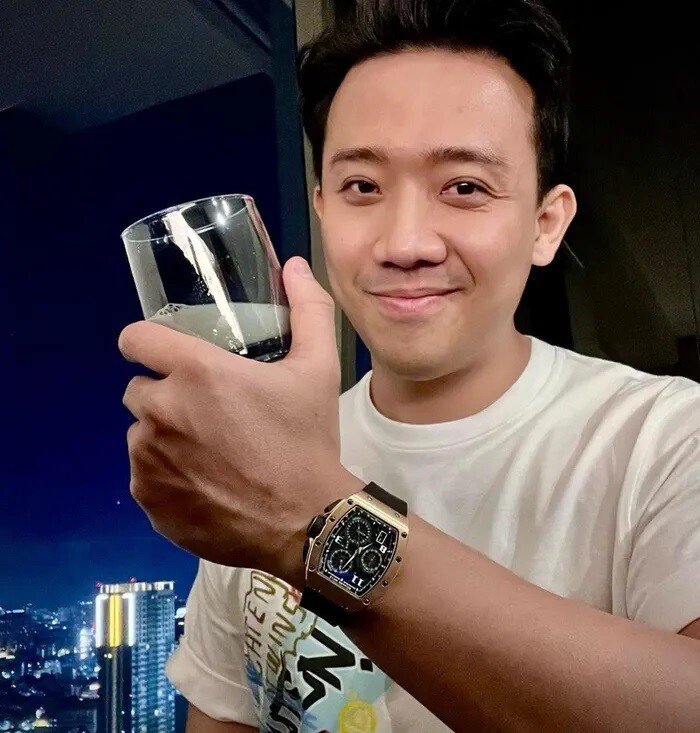 Trấn Thành đeo trang sức nhiều và điệu đà hơn cả vợ khi cùng đi ăn tối - 7