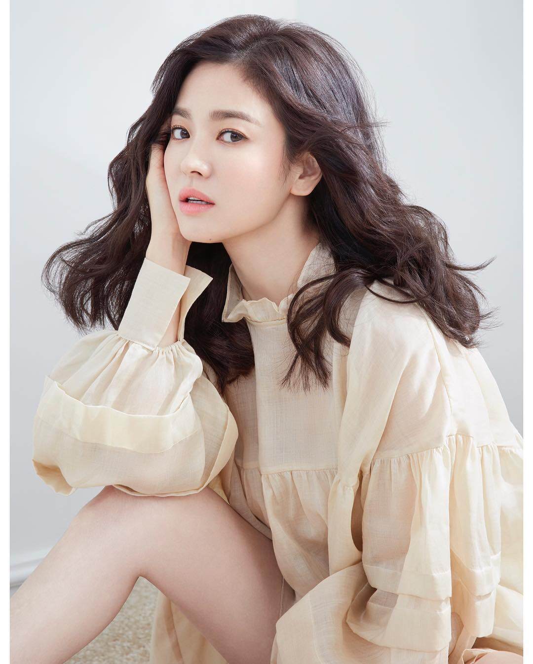 Song Hye Kyo &#34;ăn gian tuổi&#34; nhờ 5 màu trang phục cứ mặc lên là trẻ lại 10 tuổi, hợp mọi tông da - 10