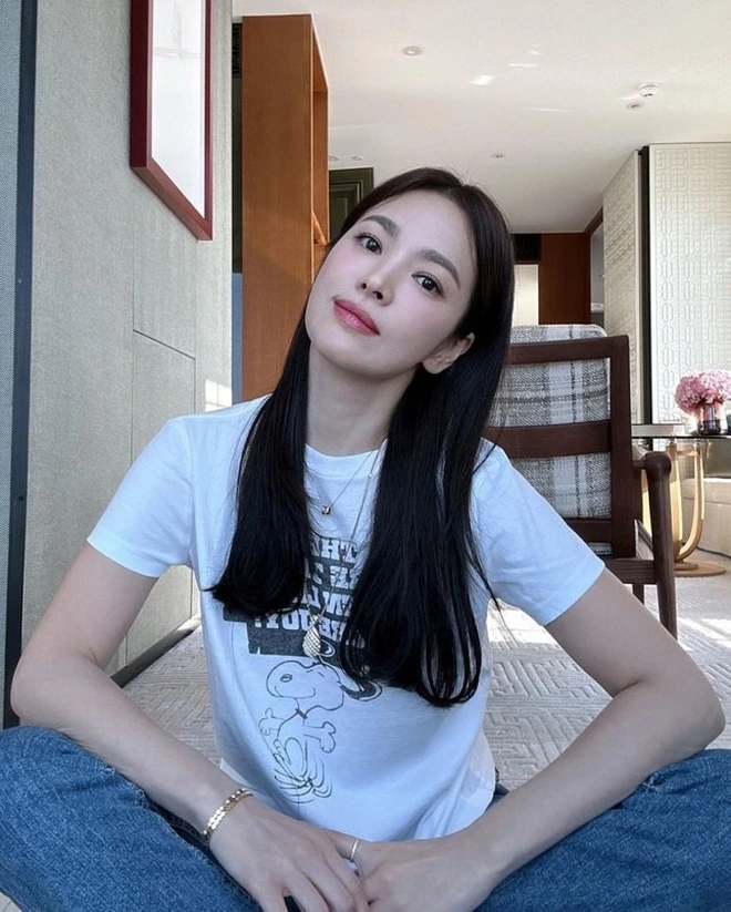 Song Hye Kyo &#34;ăn gian tuổi&#34; nhờ 5 màu trang phục cứ mặc lên là trẻ lại 10 tuổi, hợp mọi tông da - 3