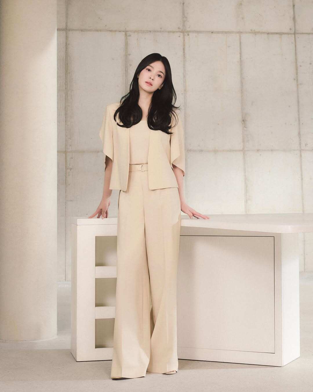 Song Hye Kyo &#34;ăn gian tuổi&#34; nhờ 5 màu trang phục cứ mặc lên là trẻ lại 10 tuổi, hợp mọi tông da - 12