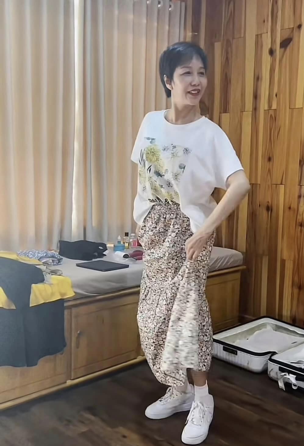 Vóc dáng không thua con gái của mẹ ca sĩ Phương Linh ở tuổi U70, cư dân mạng phải trầm trồ gia đình toàn cực phẩm - 12